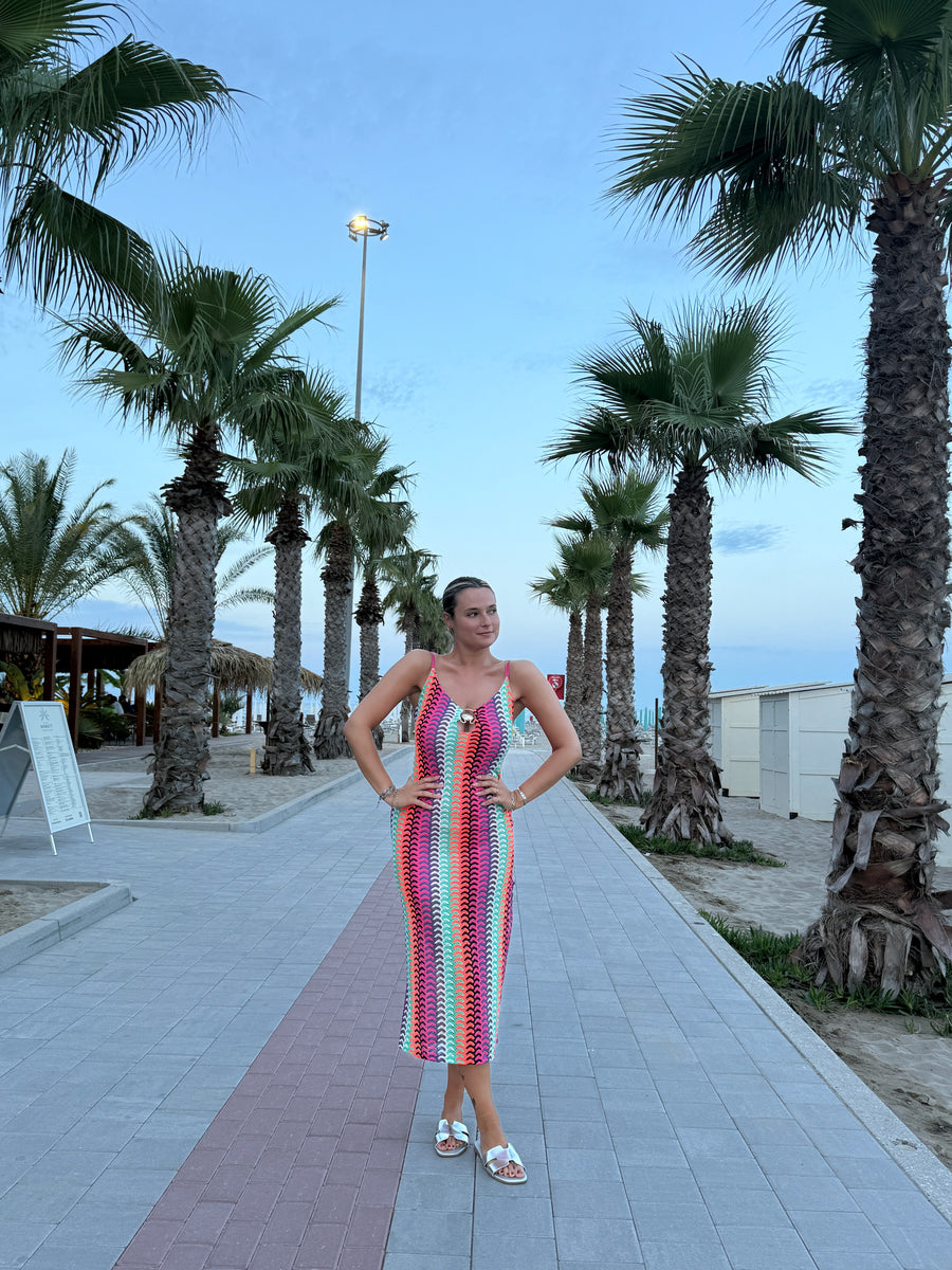 Vestito lungo multicolor con scollo a V e cut-out centrale con conchiglia dorata – alternate