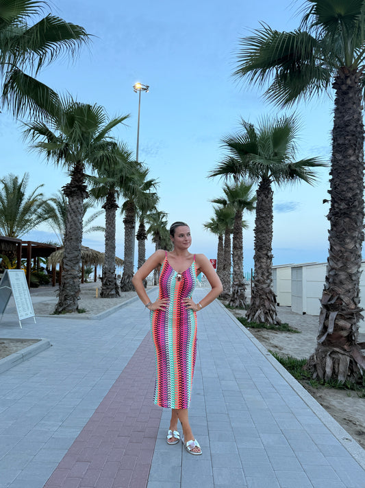 Vestito lungo multicolor con scollo a V e cut-out centrale con conchiglia dorata
