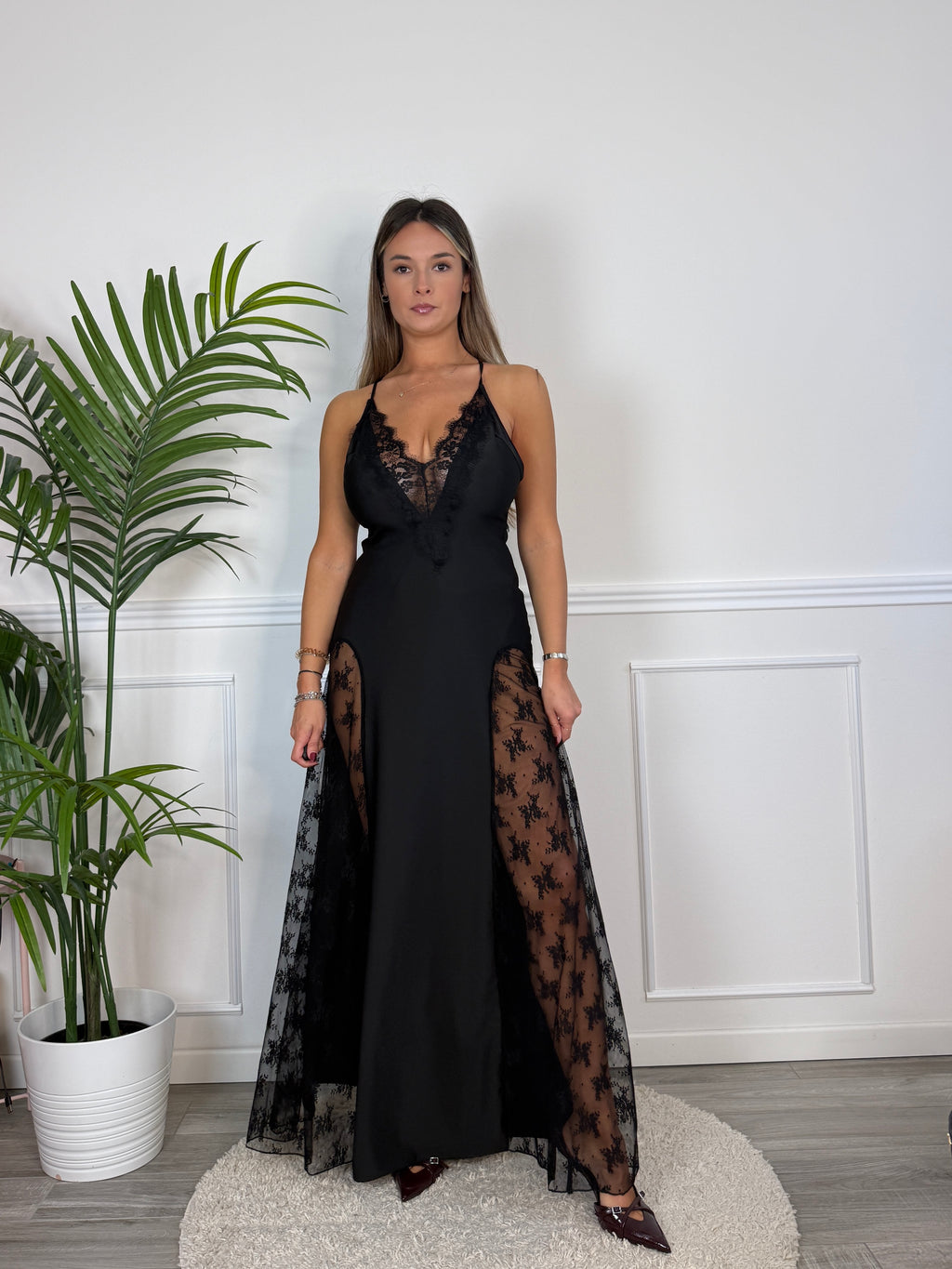 Vestito lungo con scollo e fianchi in pizzo OFELIA