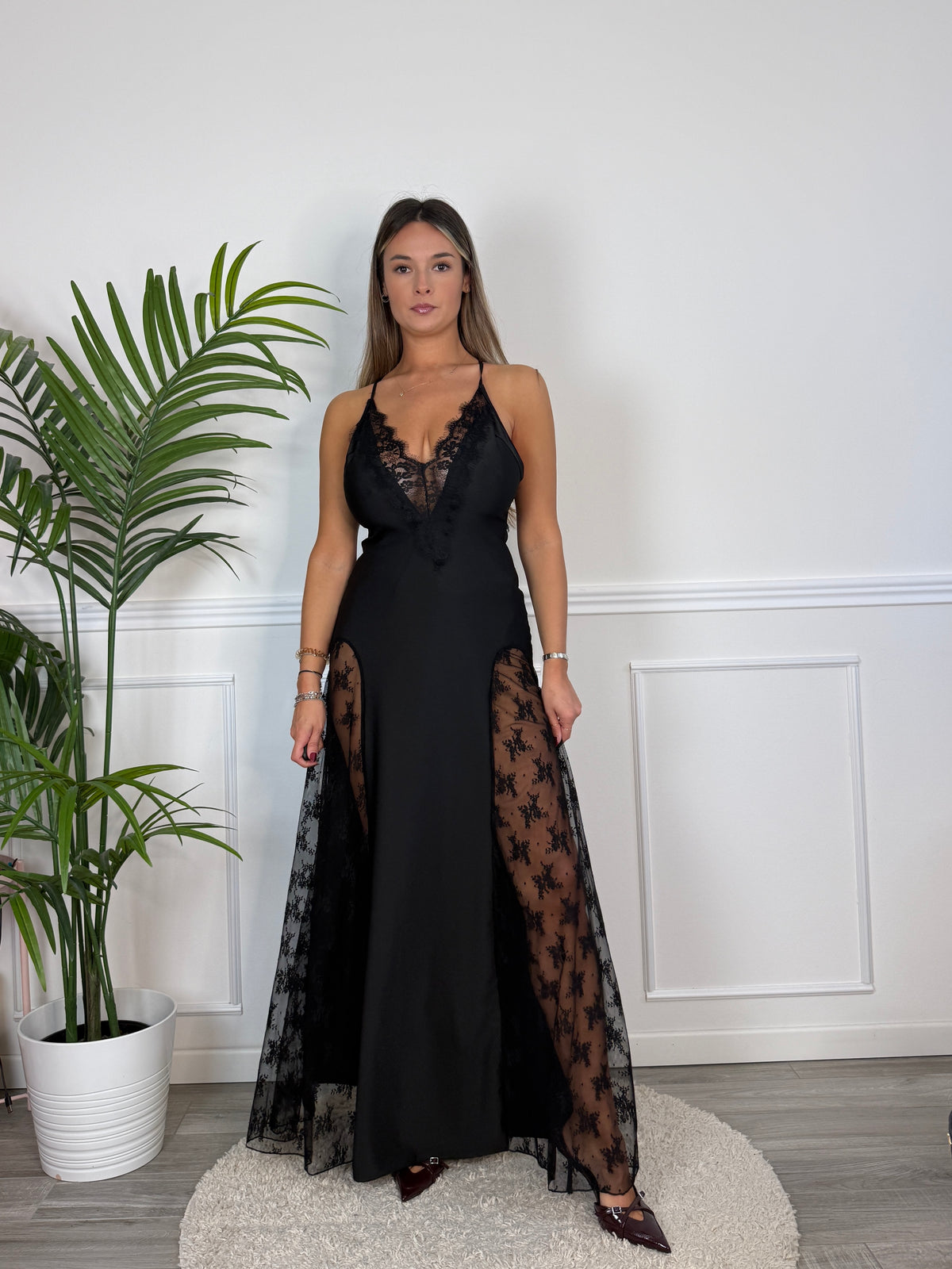 Vestito lungo con scollo e fianchi in pizzo OFELIA