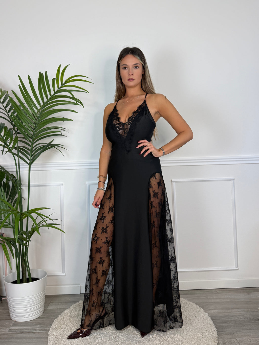 Vestito lungo con scollo e fianchi in pizzo OFELIA