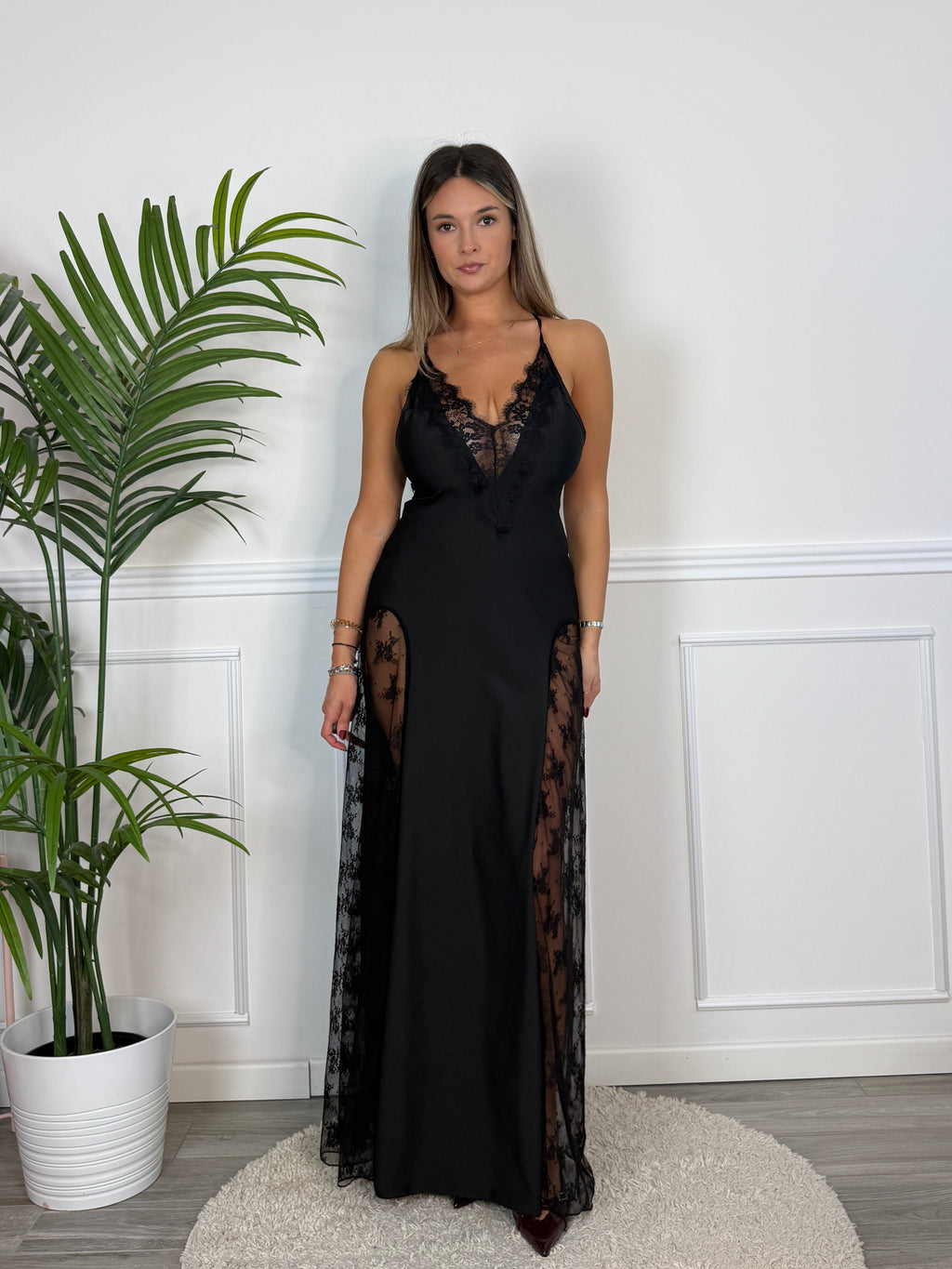 Vestito lungo con scollo e fianchi in pizzo OFELIA