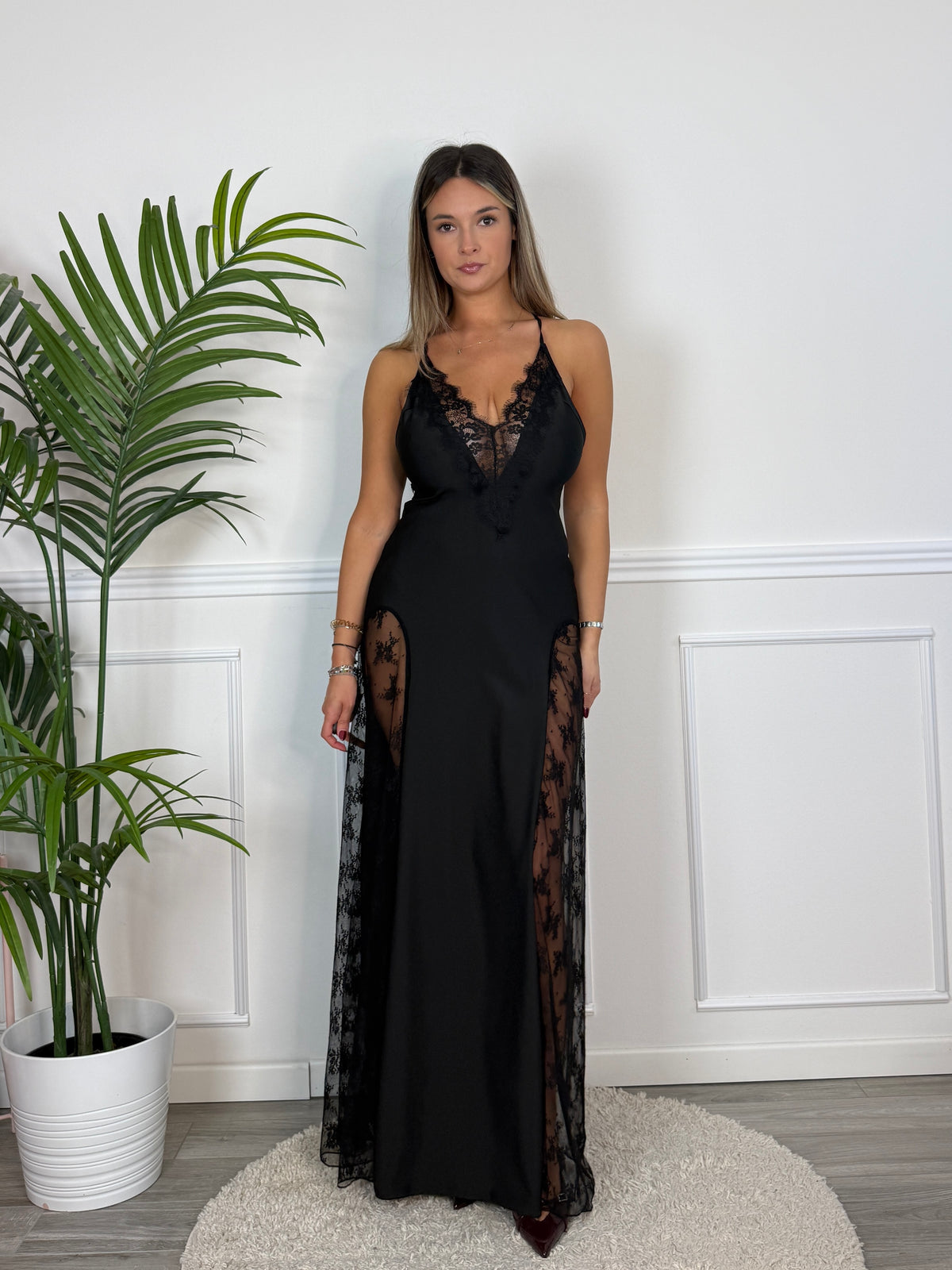 Vestito lungo con scollo e fianchi in pizzo OFELIA