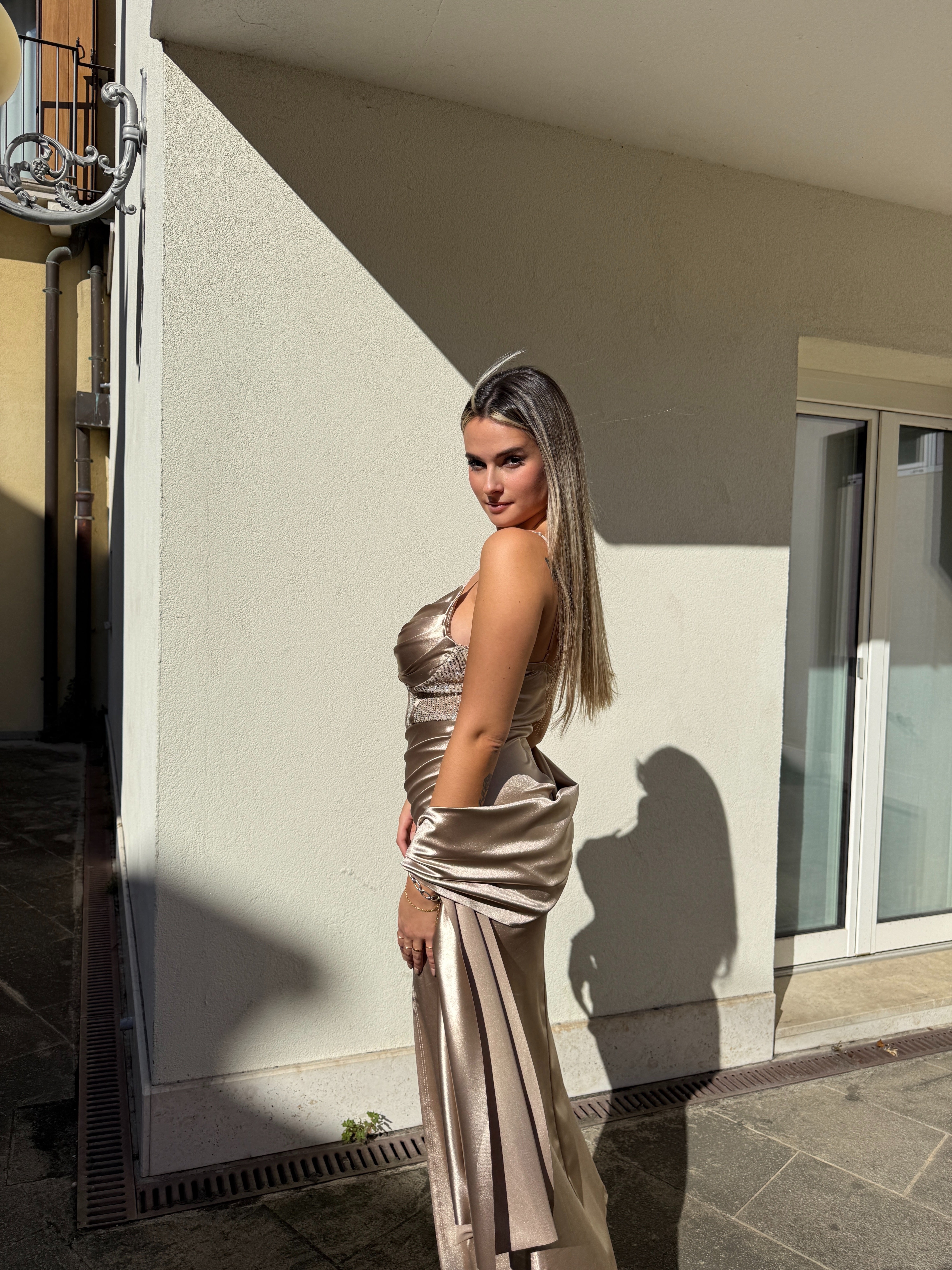 Vestito lungo in raso con top a corsetto con paillettes, drappeggio e spacco profondo