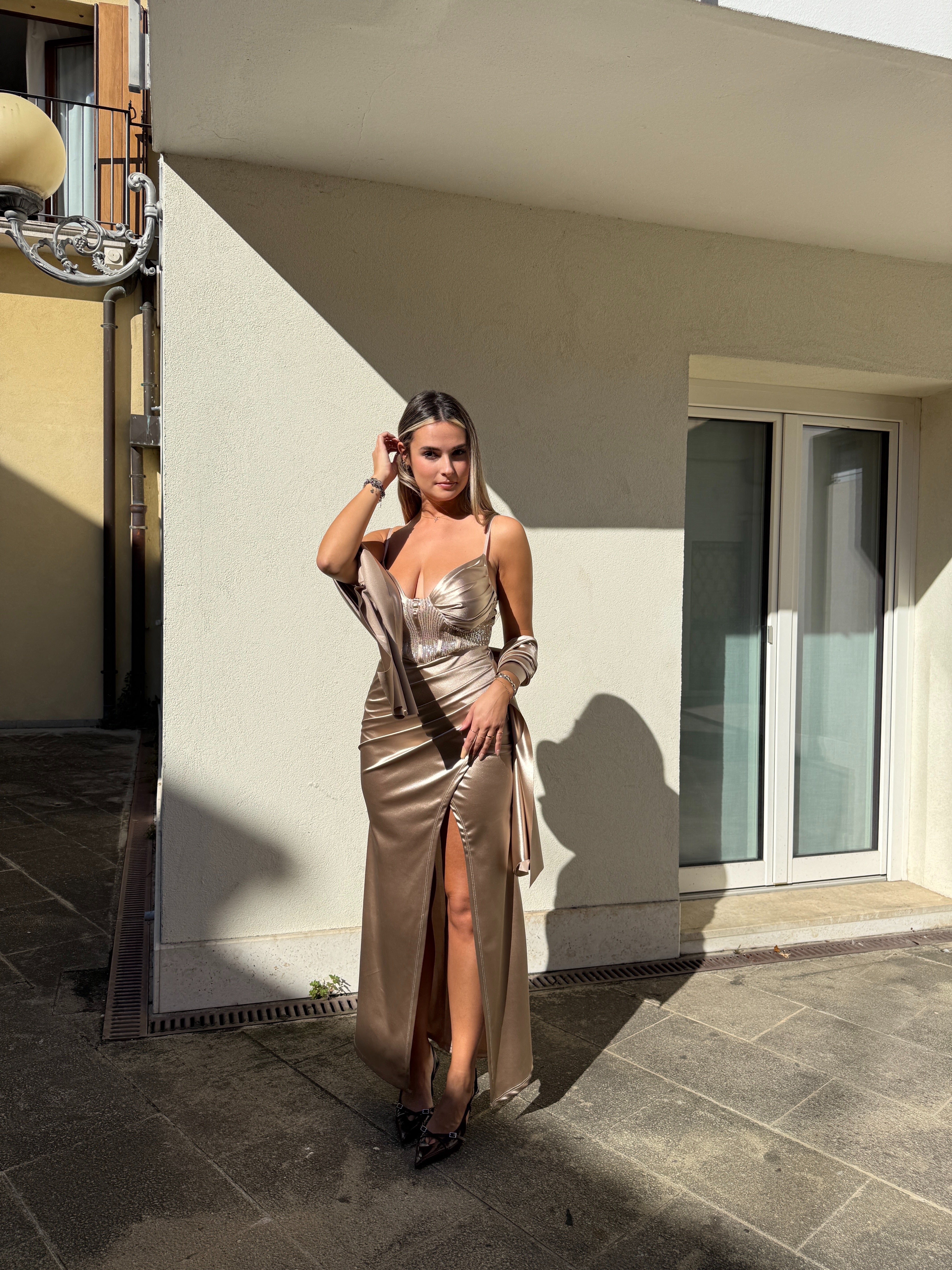 Vestito lungo in raso con top a corsetto con paillettes, drappeggio e spacco profondo