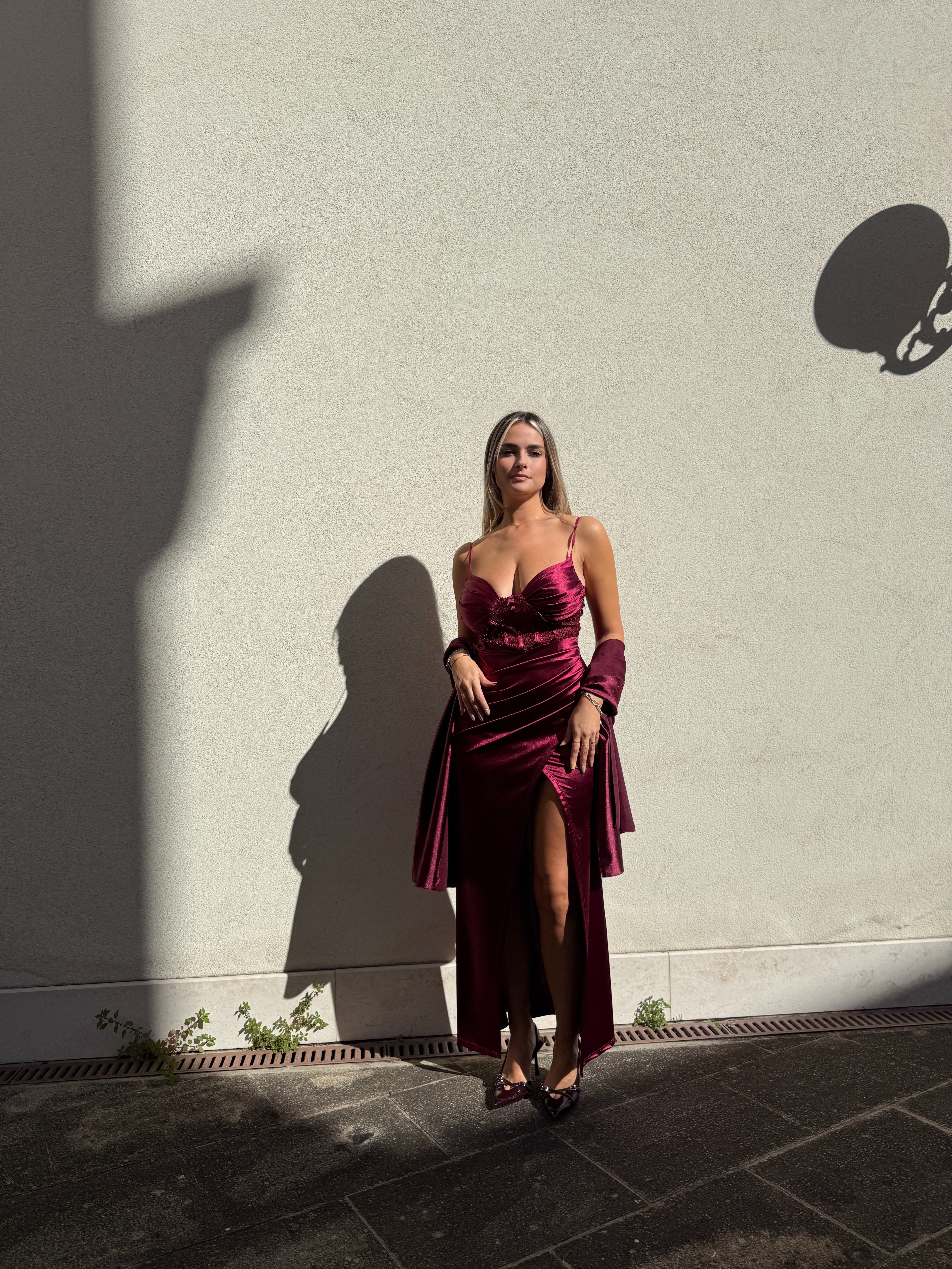 Vestito lungo in raso con top a corsetto con paillettes, drappeggio e spacco profondo