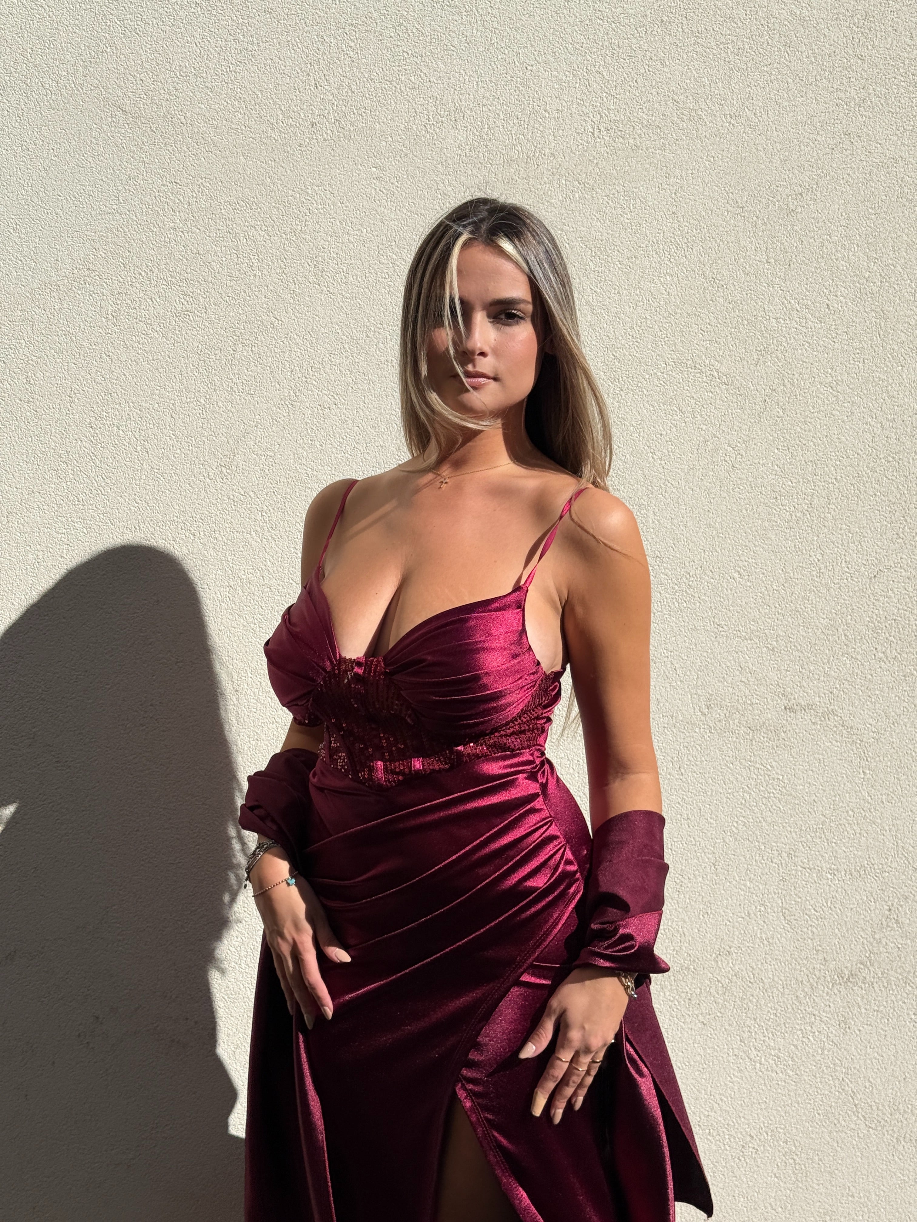 Vestito lungo in raso con top a corsetto con paillettes, drappeggio e spacco profondo
