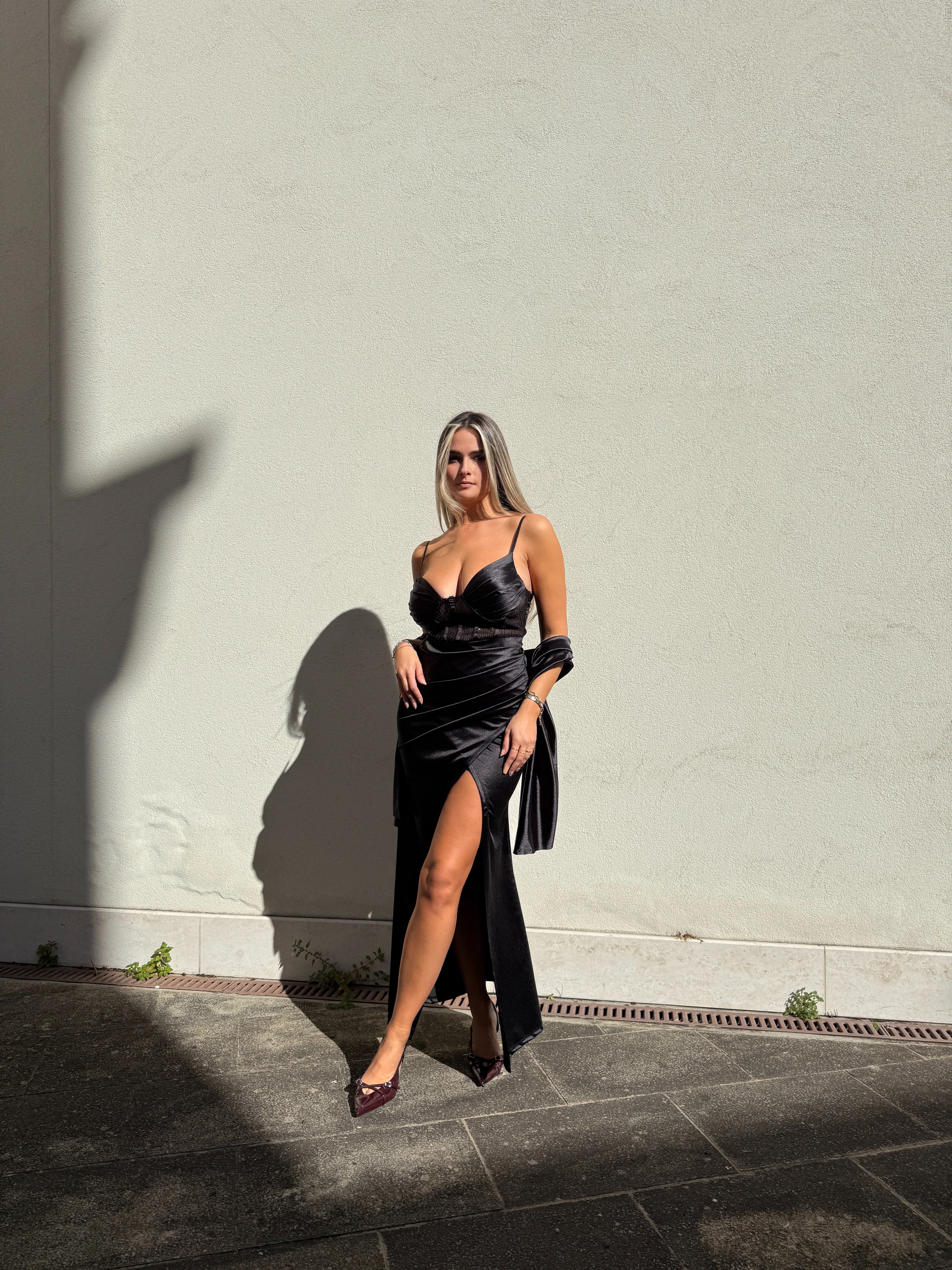 Vestito lungo in raso con top a corsetto con paillettes, drappeggio e spacco profondo