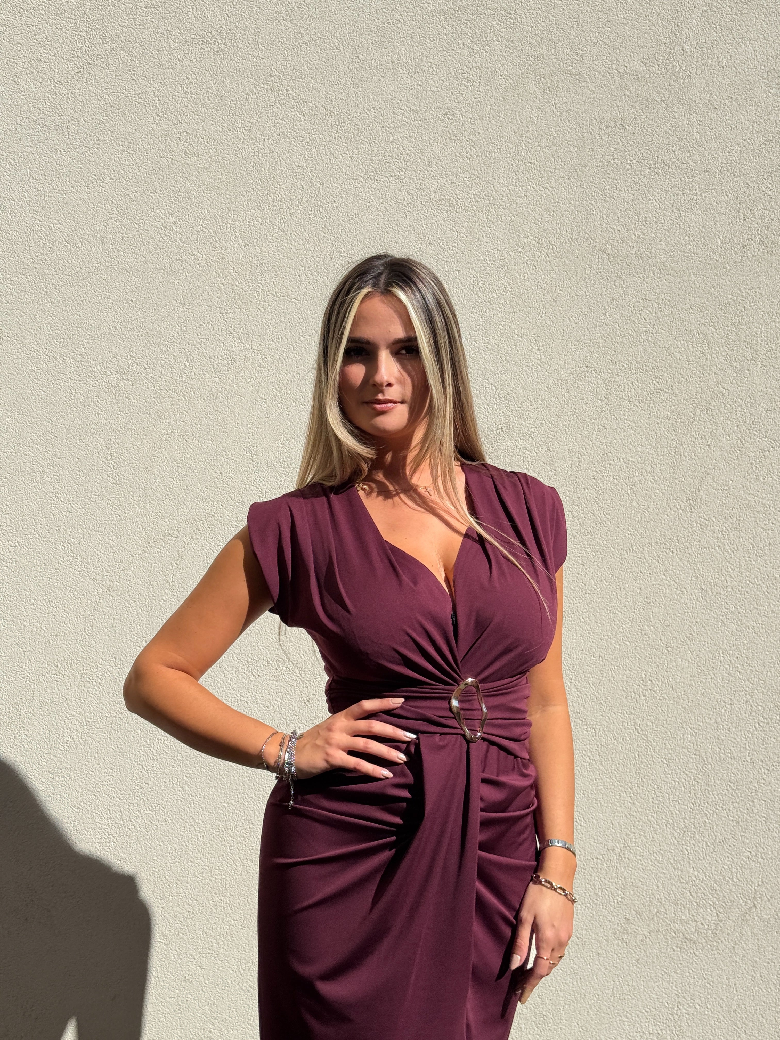 Vestito lungo drappeggiato in raso con scollo profondo a V, morsetto dorato e spacco