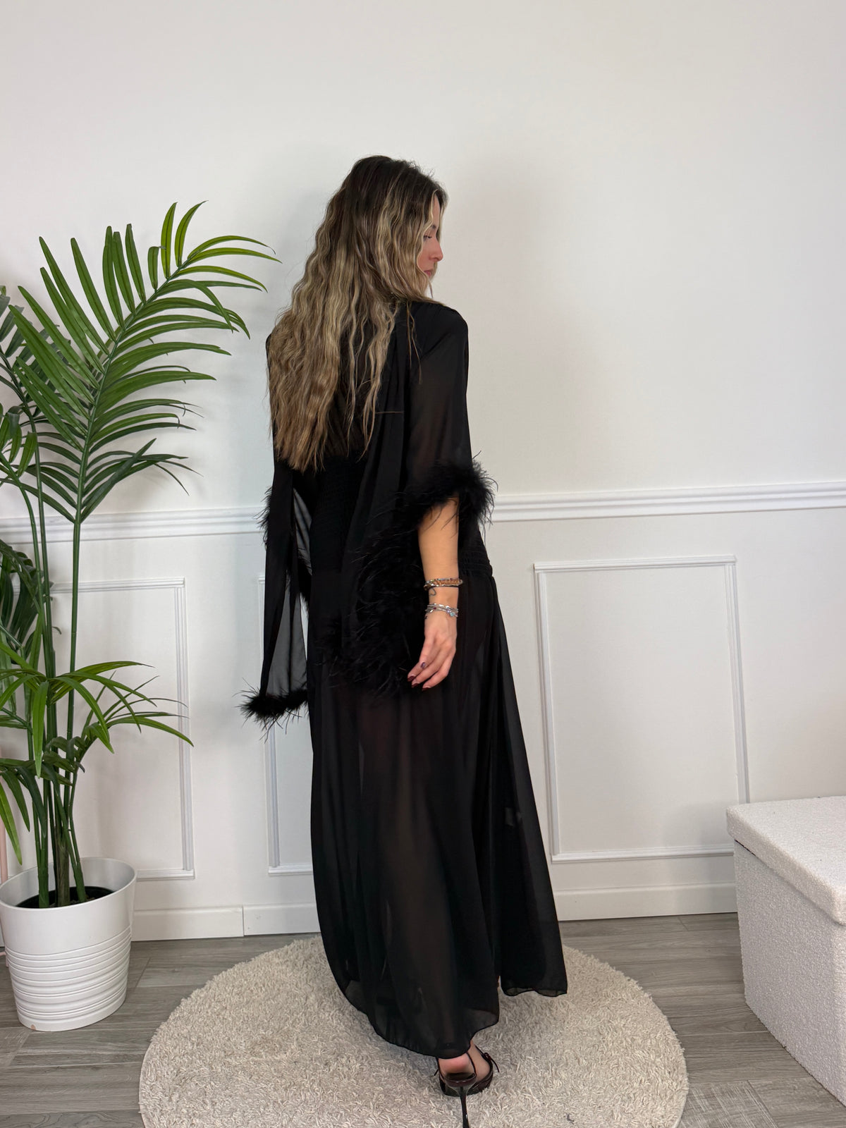 Vestito lungo in chiffon bordato di piume ODILE - Follie by Alice