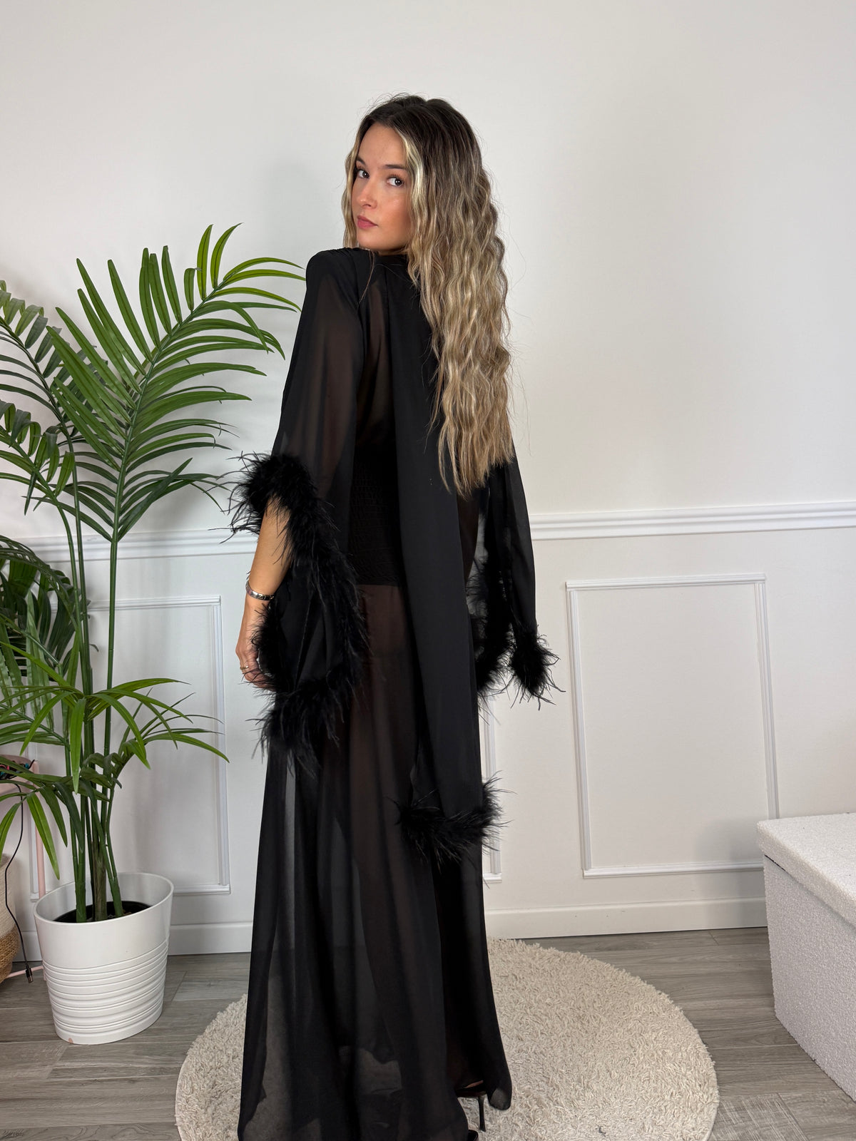 Vestito lungo in chiffon bordato di piume ODILE - Follie by Alice
