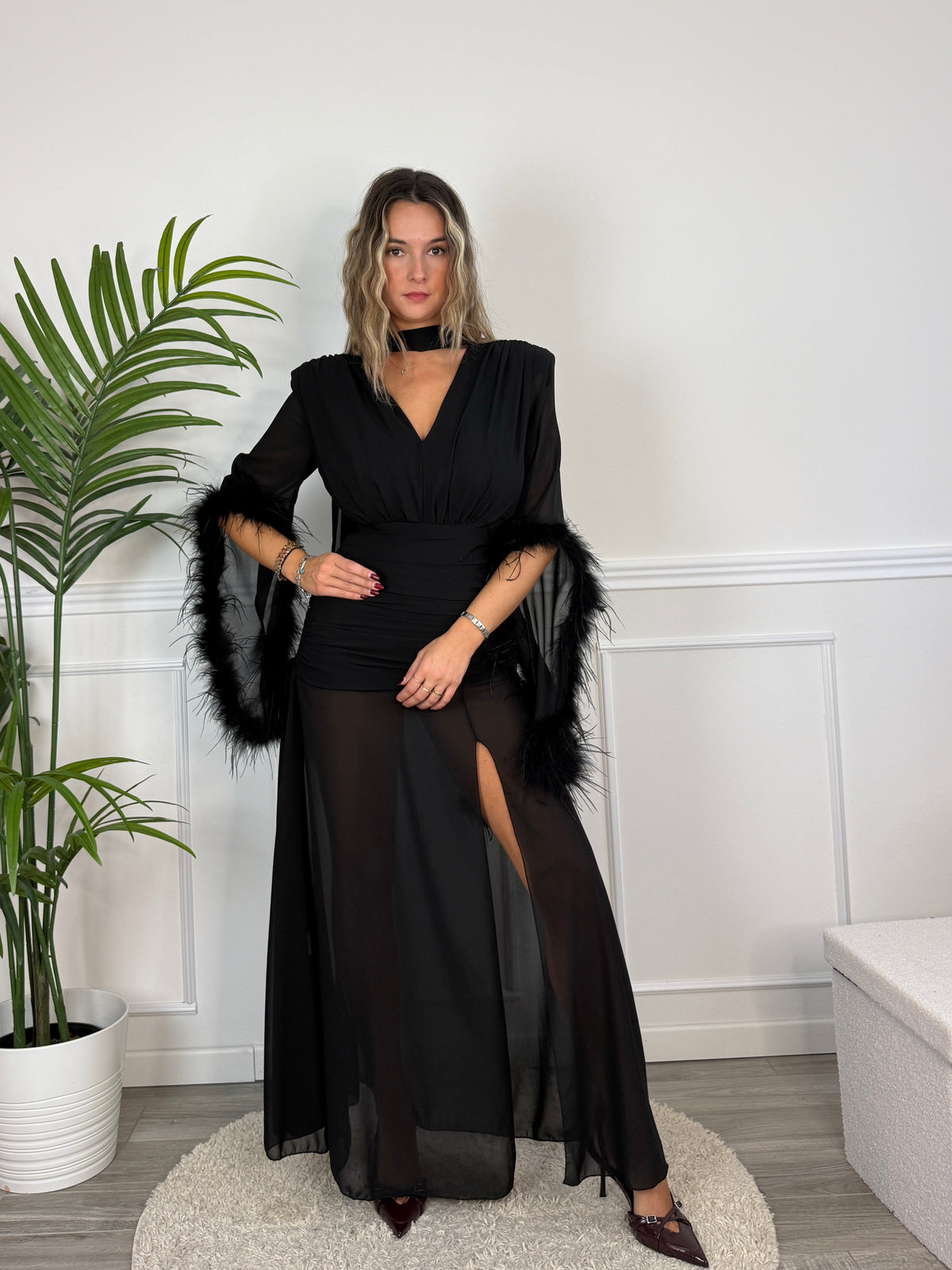 Vestito lungo in chiffon bordato di piume ODILE - Follie by Alice