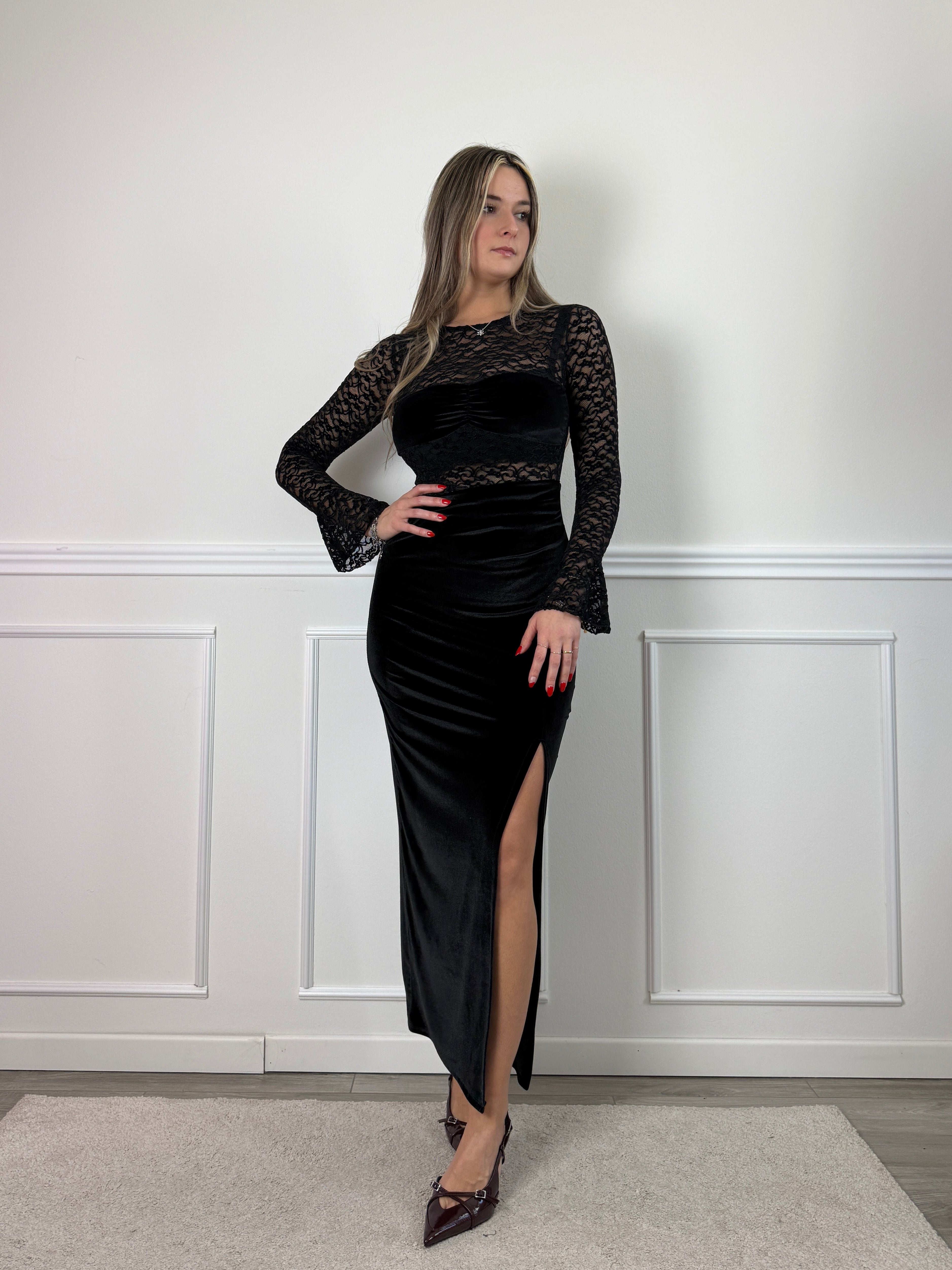 Vestito lungo in velluto a maniche lunghe con ricami in pizzo - Follie by Alice Immagine secondaria del prodotto