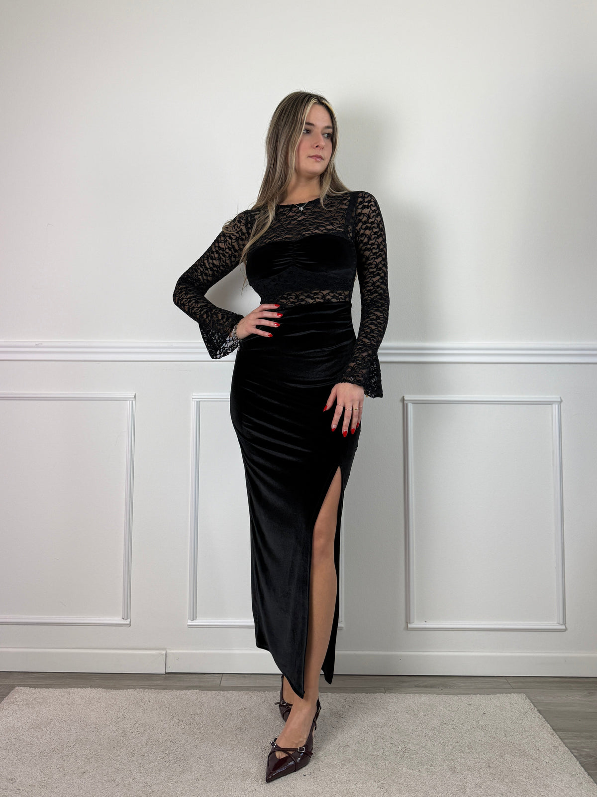 Vestito lungo in ciniglia a maniche lunghe con ricami in pizzo