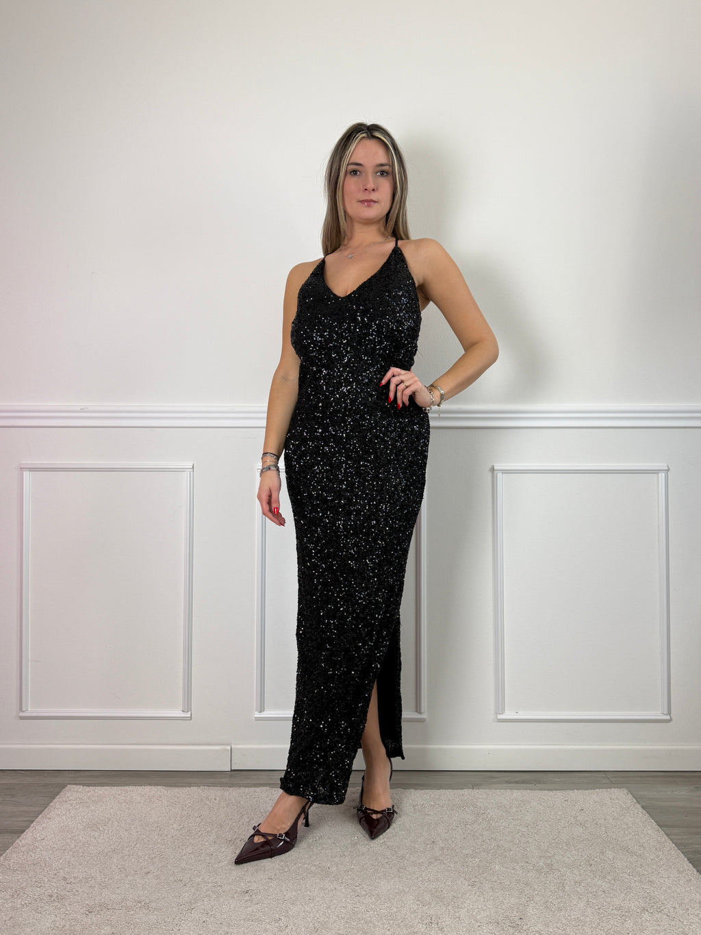 Vestito lungo con paillettes, schiena scoperta e scollo a V
