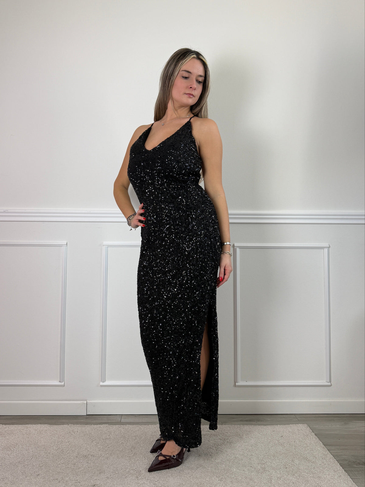 Vestito lungo con paillettes, schiena scoperta e scollo a V