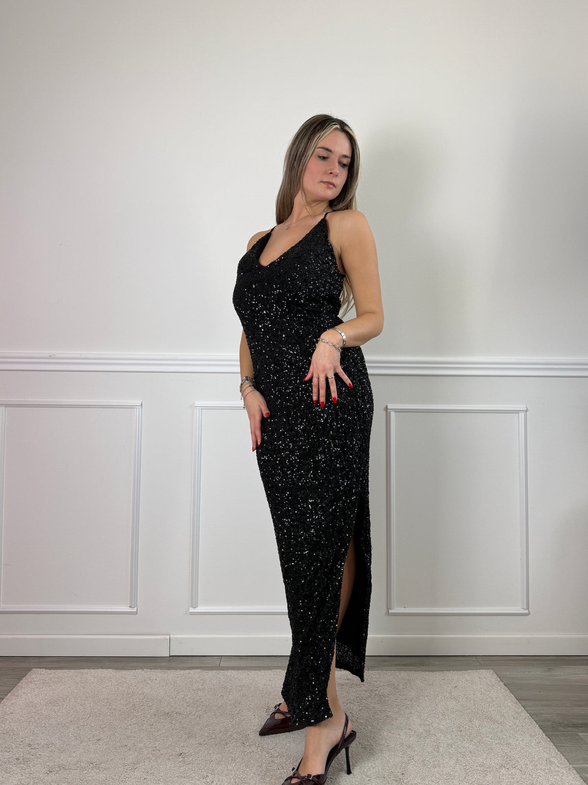Vestito lungo con paillettes, schiena scoperta e scollo a V
