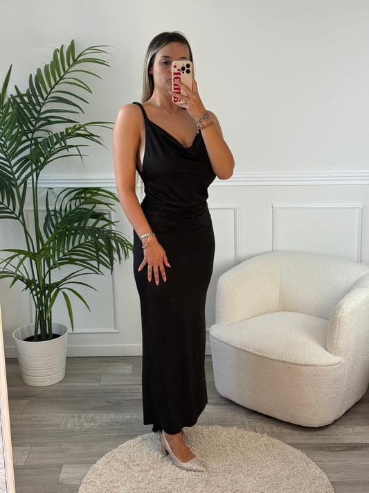 Vestito lungo in raso con schiena scoperta, drappeggio e spalline a treccia