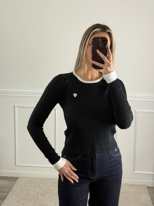 Maglioncino girocollo con orli a contrasto e cuore ricamato 3024