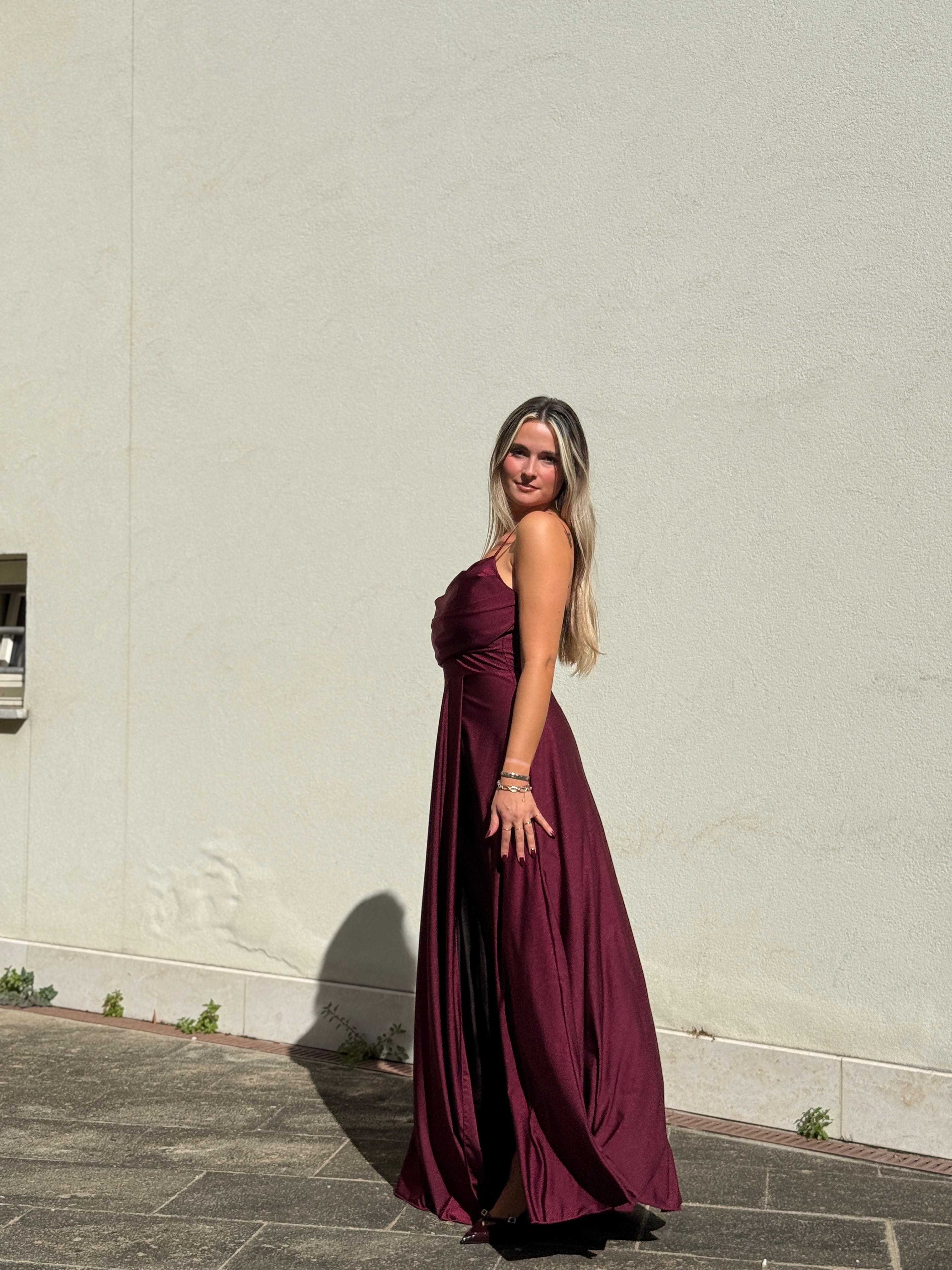 Vestito lungo in raso con scollo a cuore e gonna fluida con spacco profondo