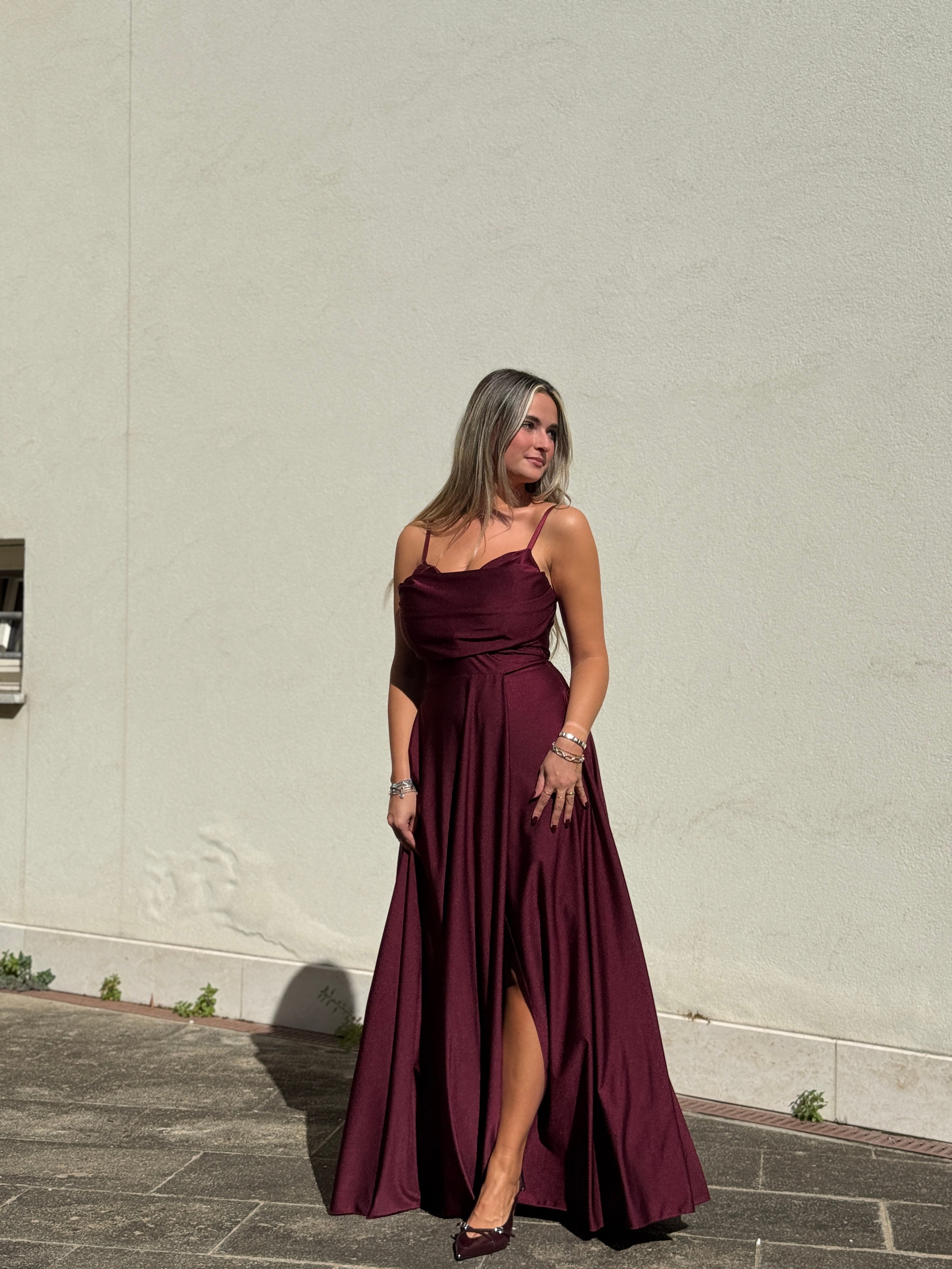 Vestito lungo in raso con scollo a cuore e gonna fluida con spacco profondo