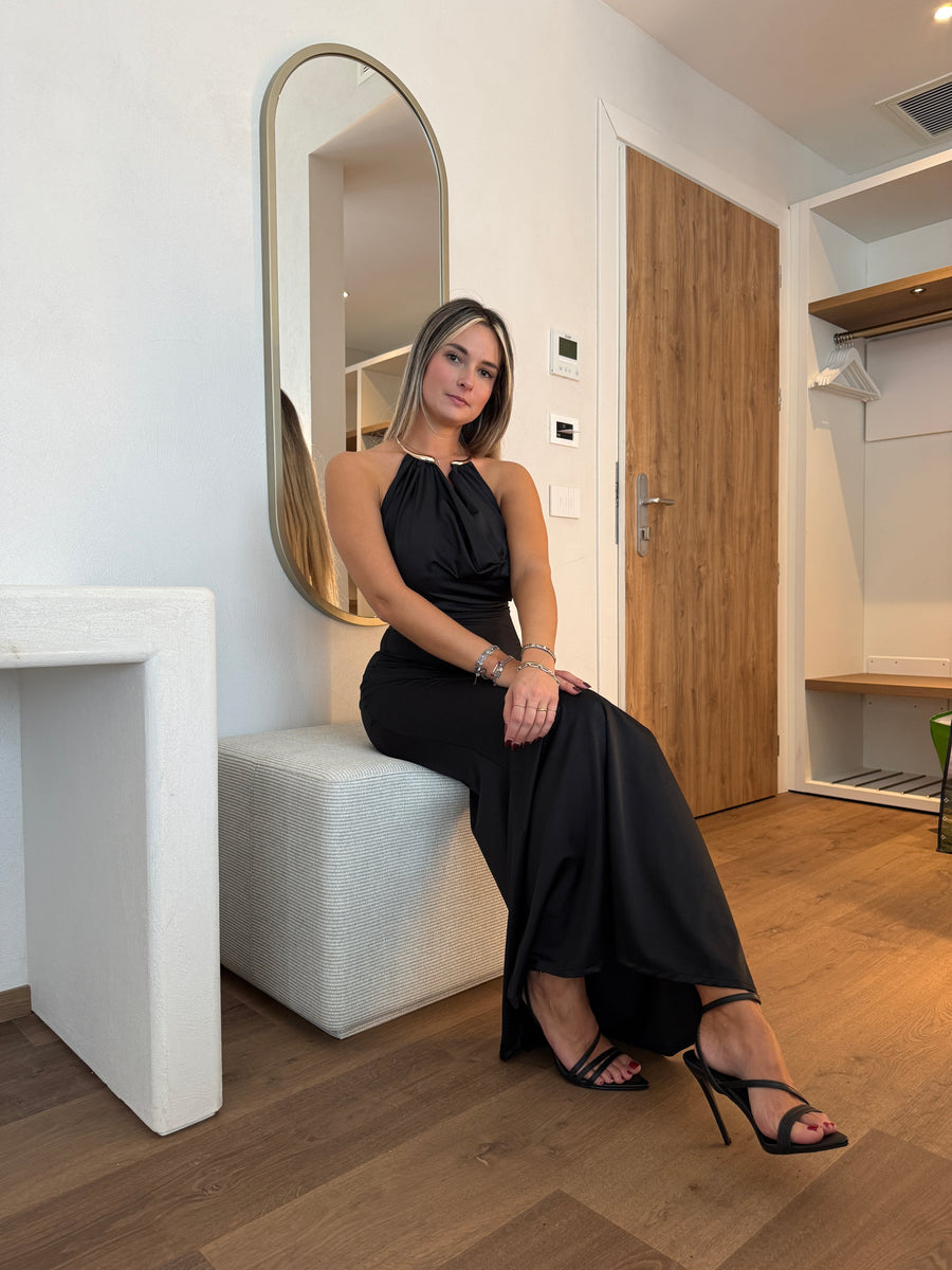 Vestito lungo a sirena in raso con collare dorato rigido e schiena scoperta – alternate