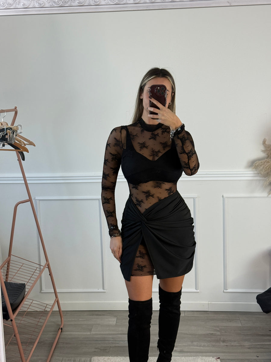 Vestitino velato con ricami in pizzo e gonna drappeggiata asimmetrica – alternate