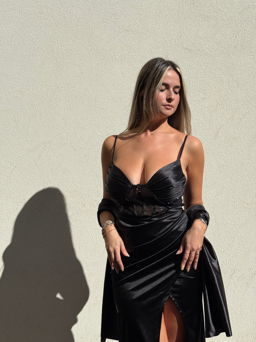 Vestito lungo in raso con top a corsetto con paillettes, drappeggio e spacco profondo