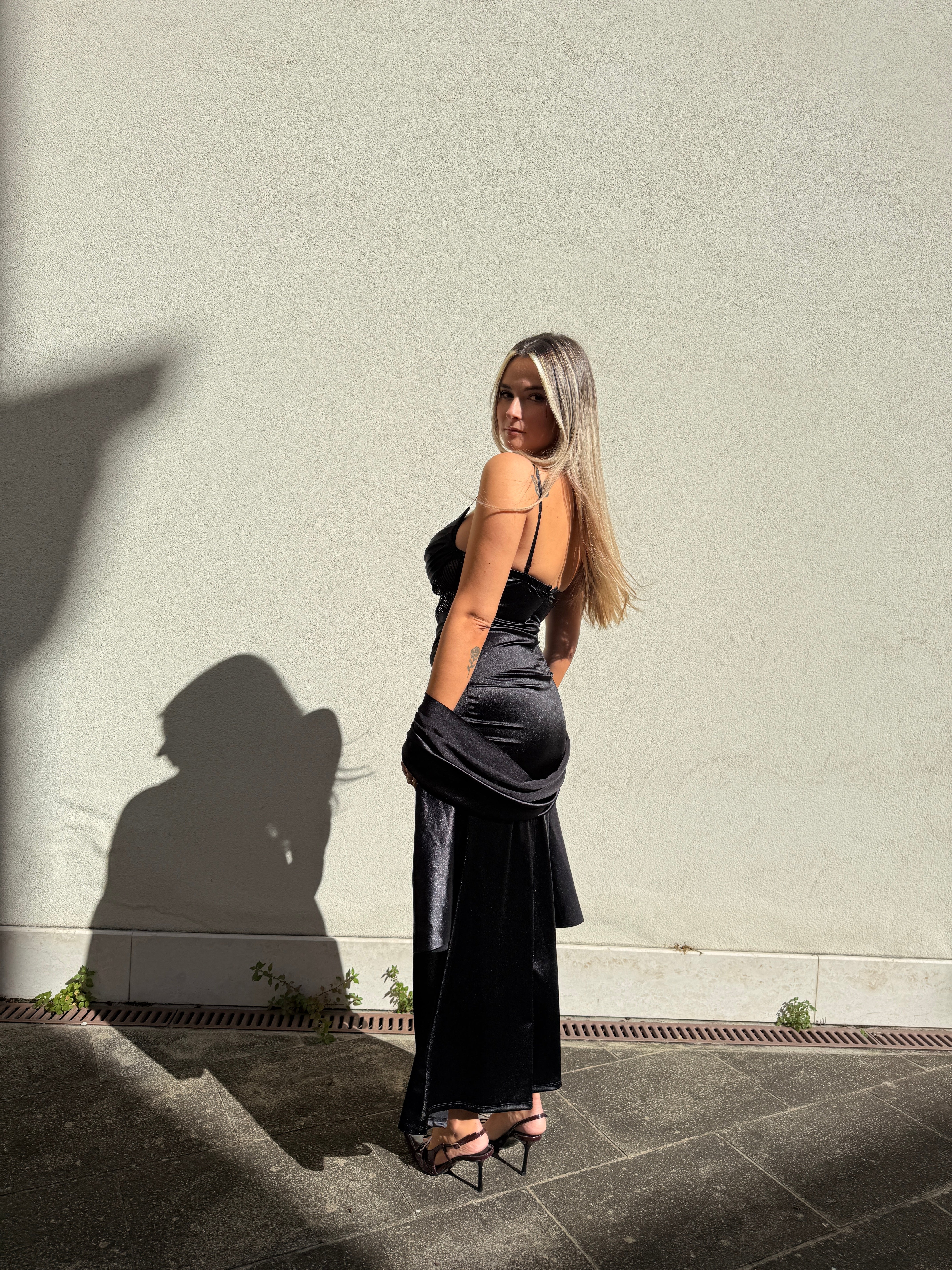 Vestito lungo in raso con top a corsetto con paillettes, drappeggio e spacco profondo