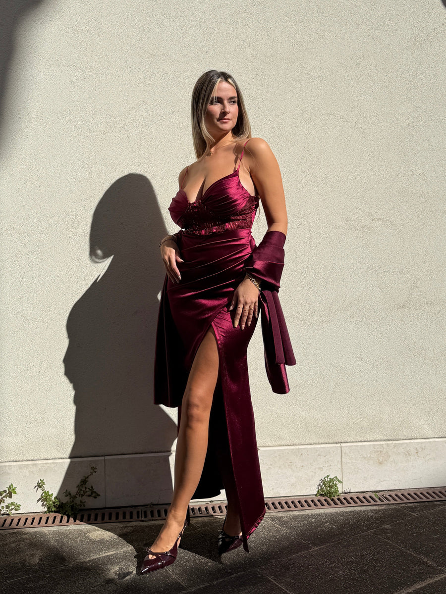 Vestito lungo in raso con top a corsetto con paillettes, drappeggio e spacco profondo