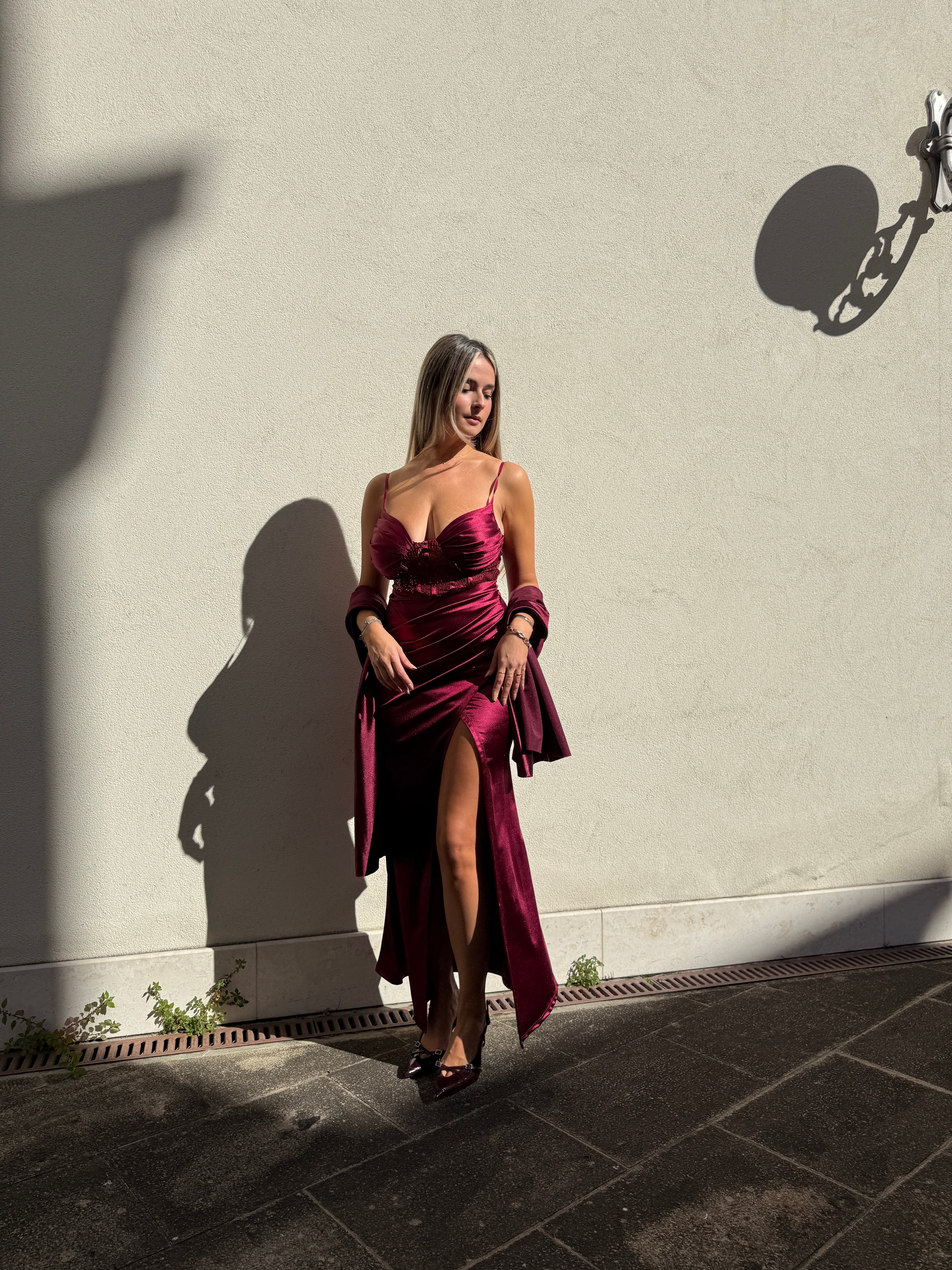 Vestito lungo in raso con top a corsetto con paillettes, drappeggio e spacco profondo