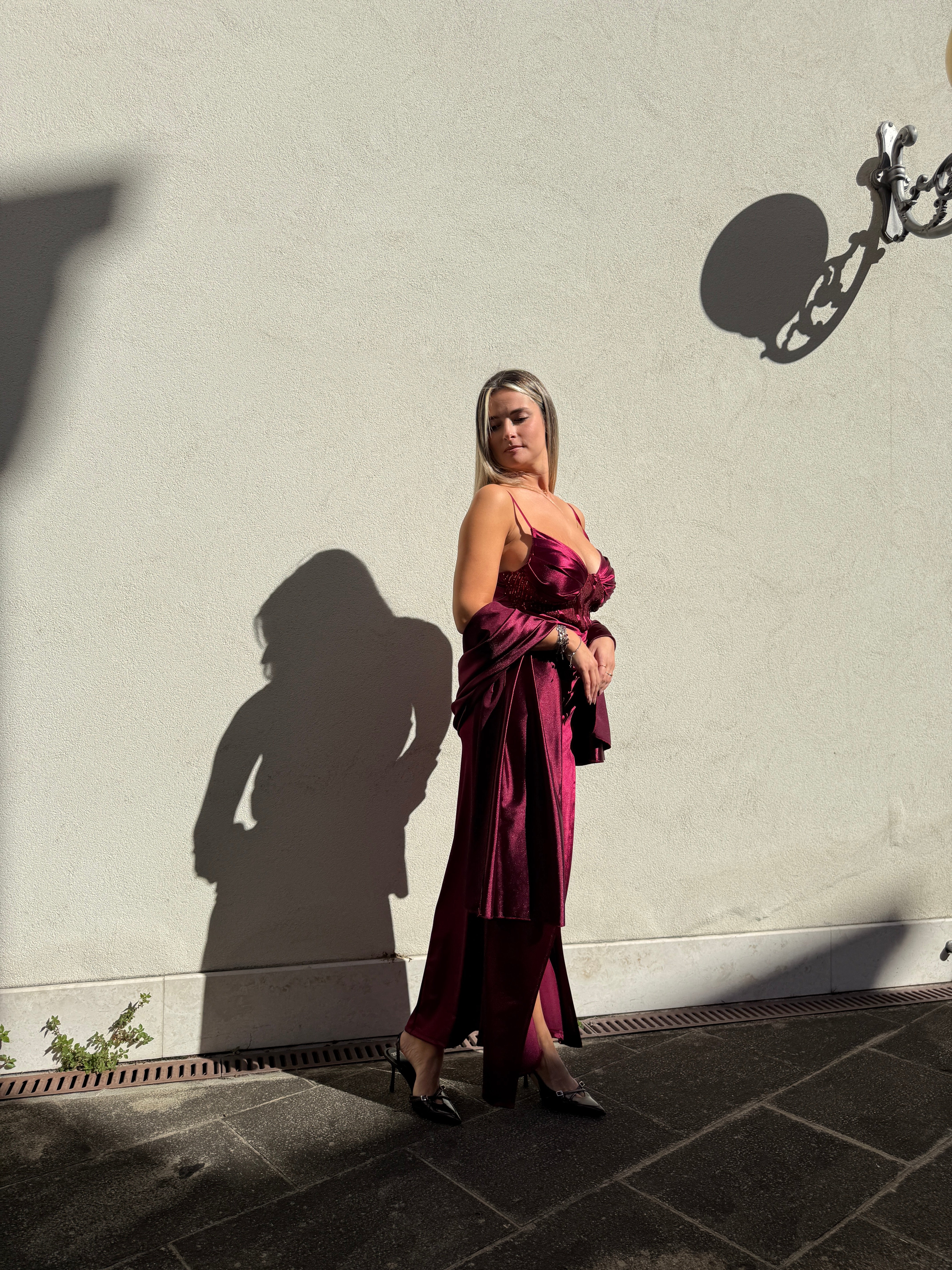 Vestito lungo in raso con top a corsetto con paillettes, drappeggio e spacco profondo