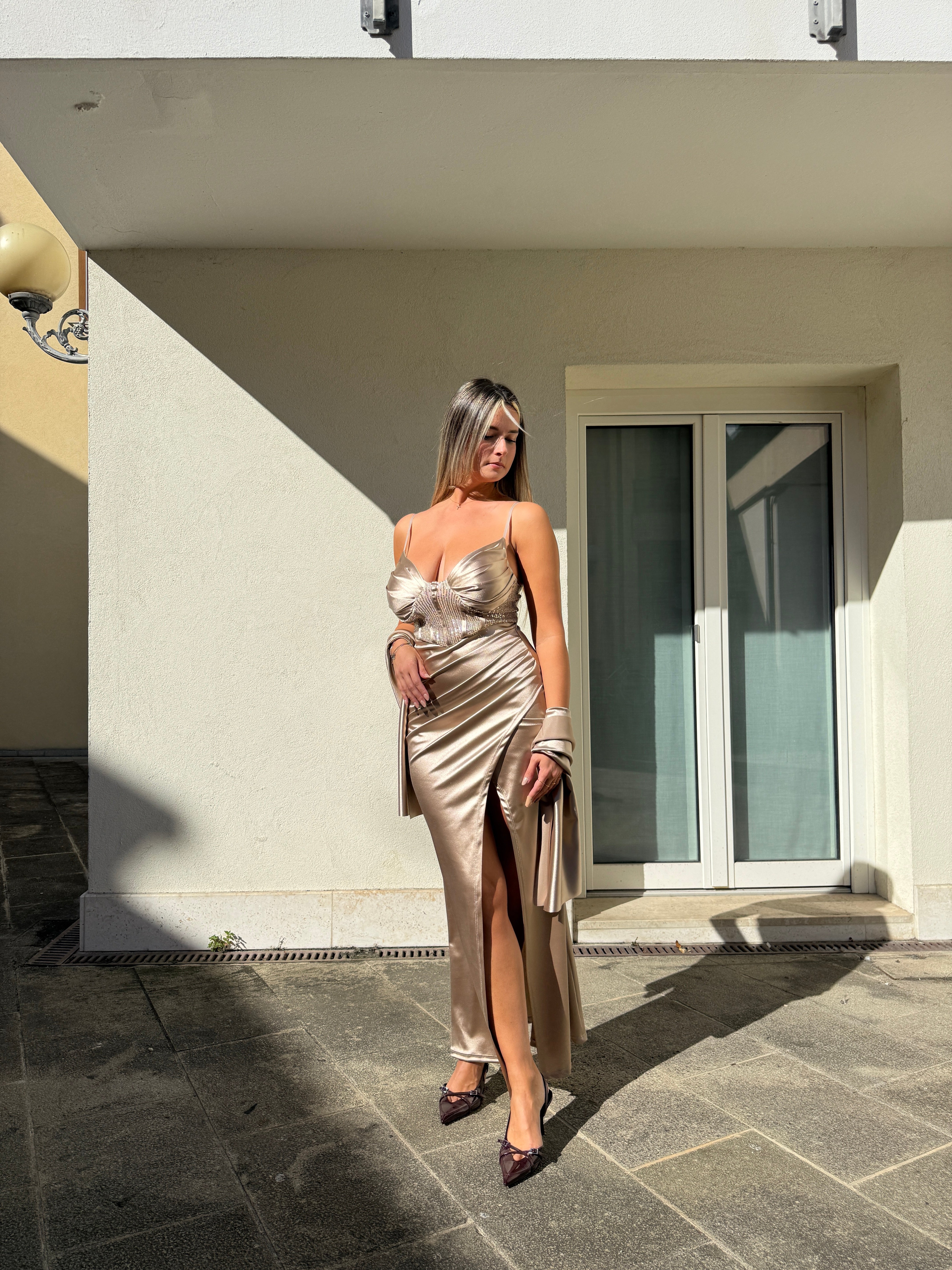 Vestito lungo in raso con top a corsetto con paillettes, drappeggio e spacco profondo