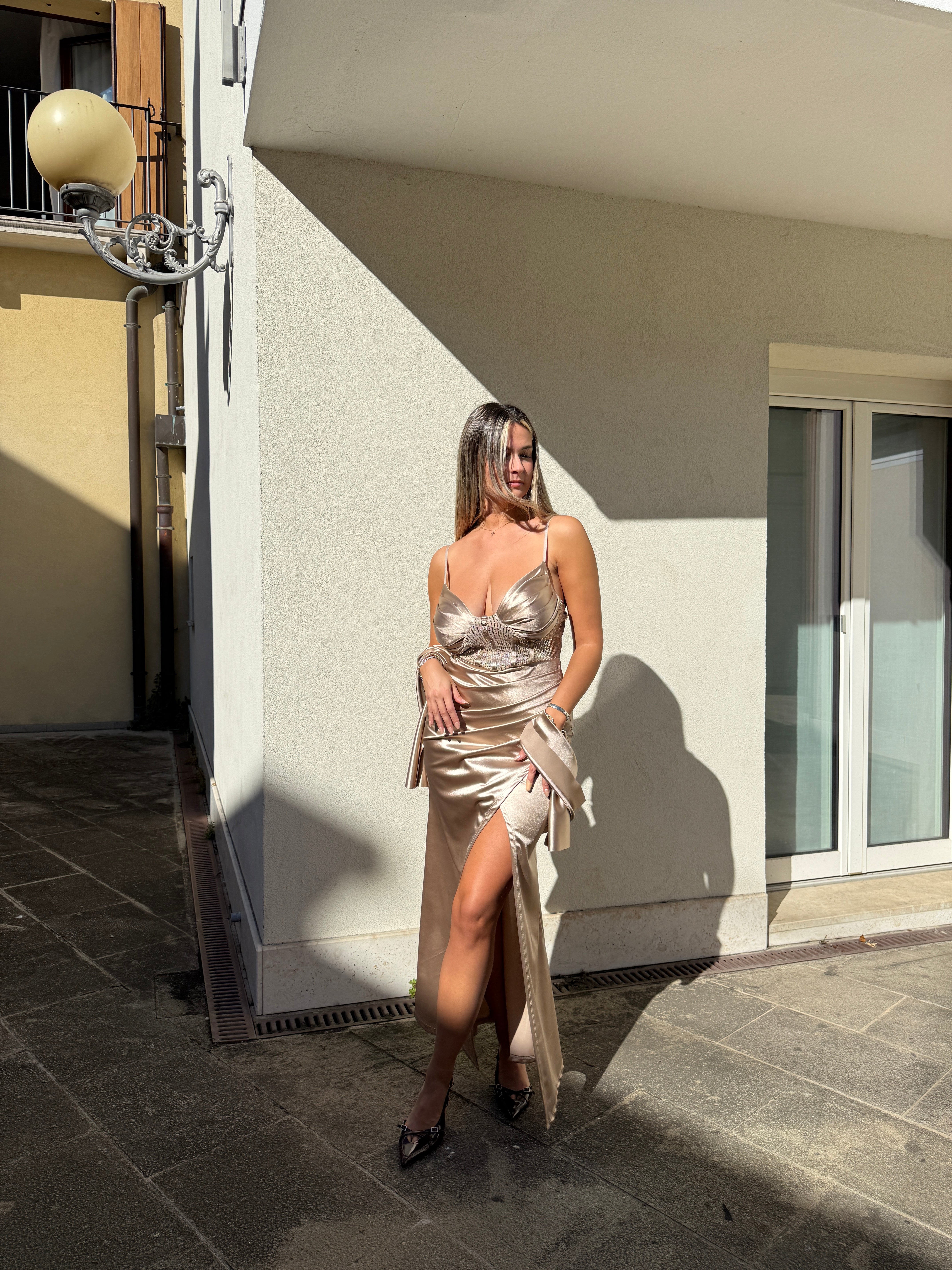 Vestito lungo in raso con top a corsetto con paillettes, drappeggio e spacco profondo