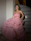 Abito lungo in tulle con scollo a cuore e gonna a balze asimmetriche