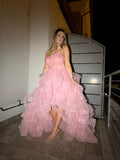 Abito lungo in tulle con scollo a cuore e gonna a balze asimmetriche