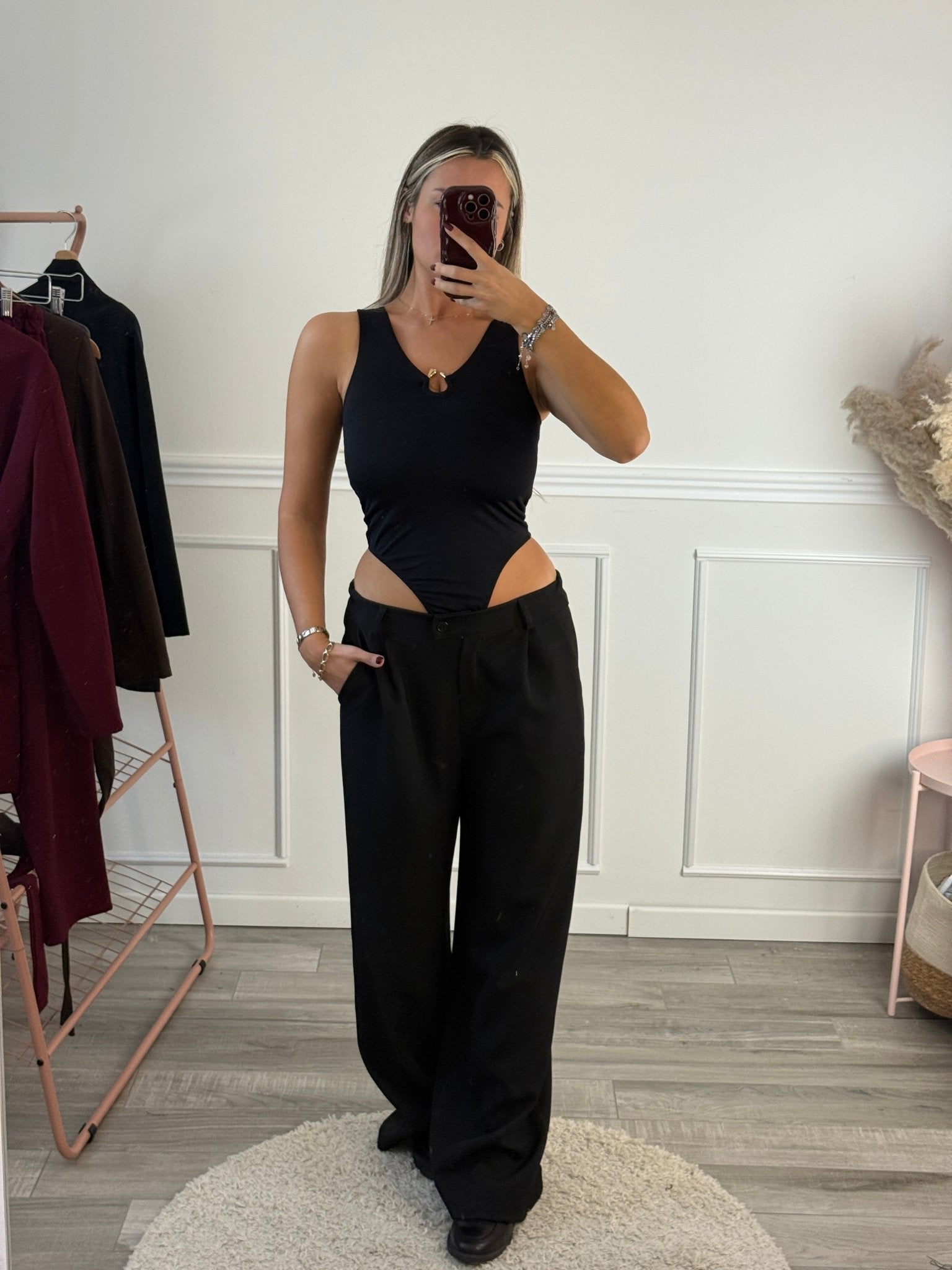 Body sgambato con scollo a goccia e charm metallico dorato - Follie by Alice