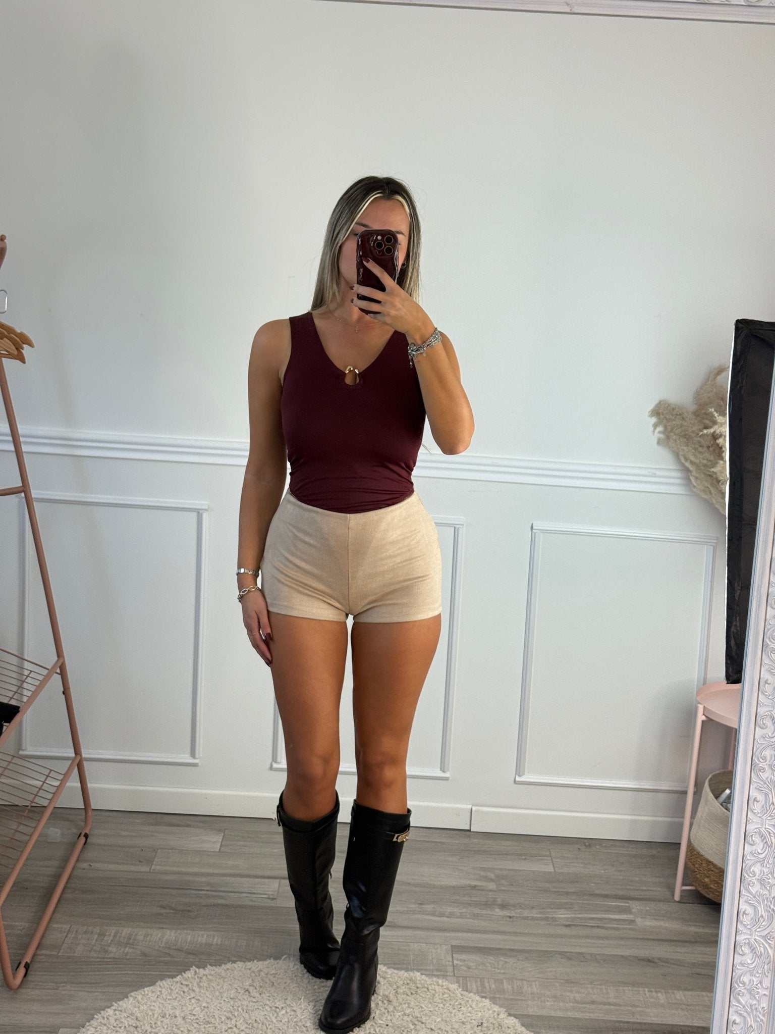 Body sgambato con scollo a goccia e charm metallico dorato - Follie by Alice