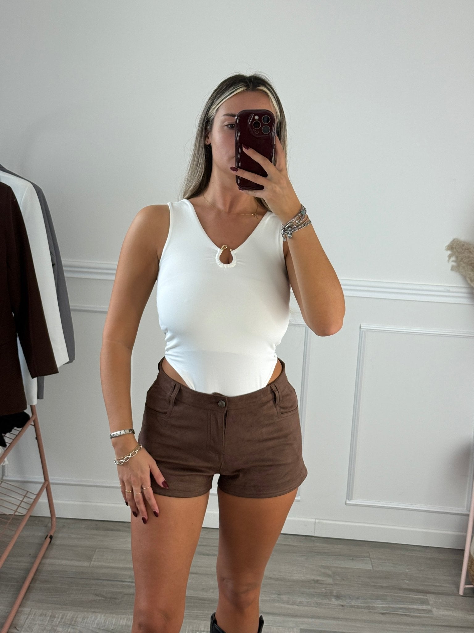 Body sgambato con scollo a goccia e charm metallico dorato - Follie by Alice