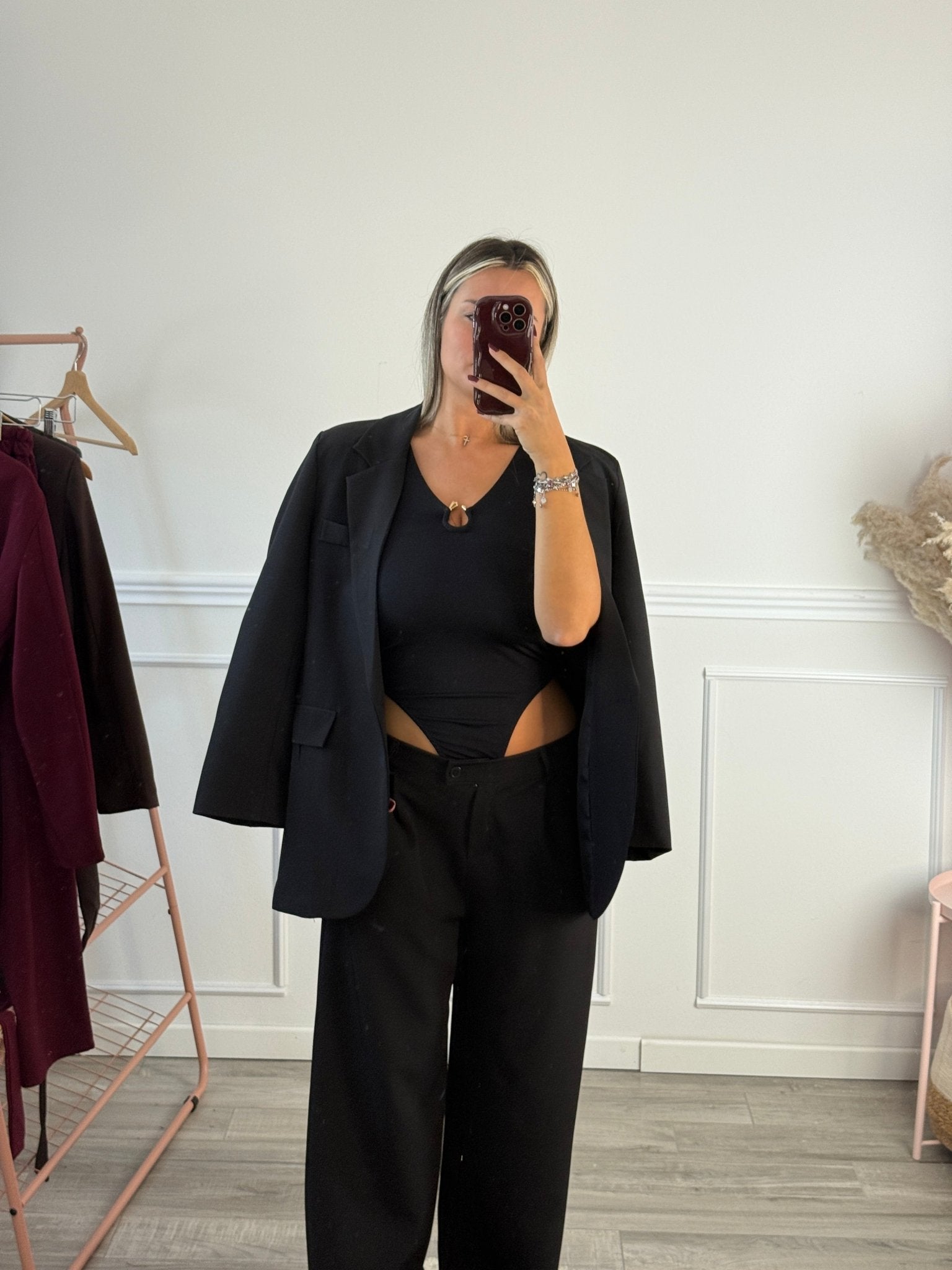 Body sgambato con scollo a goccia e charm metallico dorato - Follie by Alice