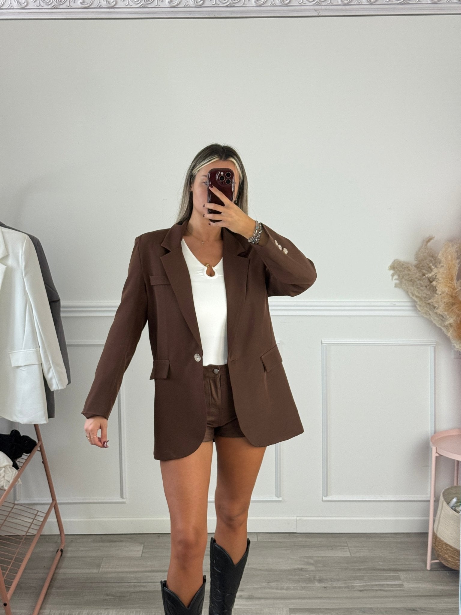 Body sgambato con scollo a goccia e charm metallico dorato - Follie by Alice