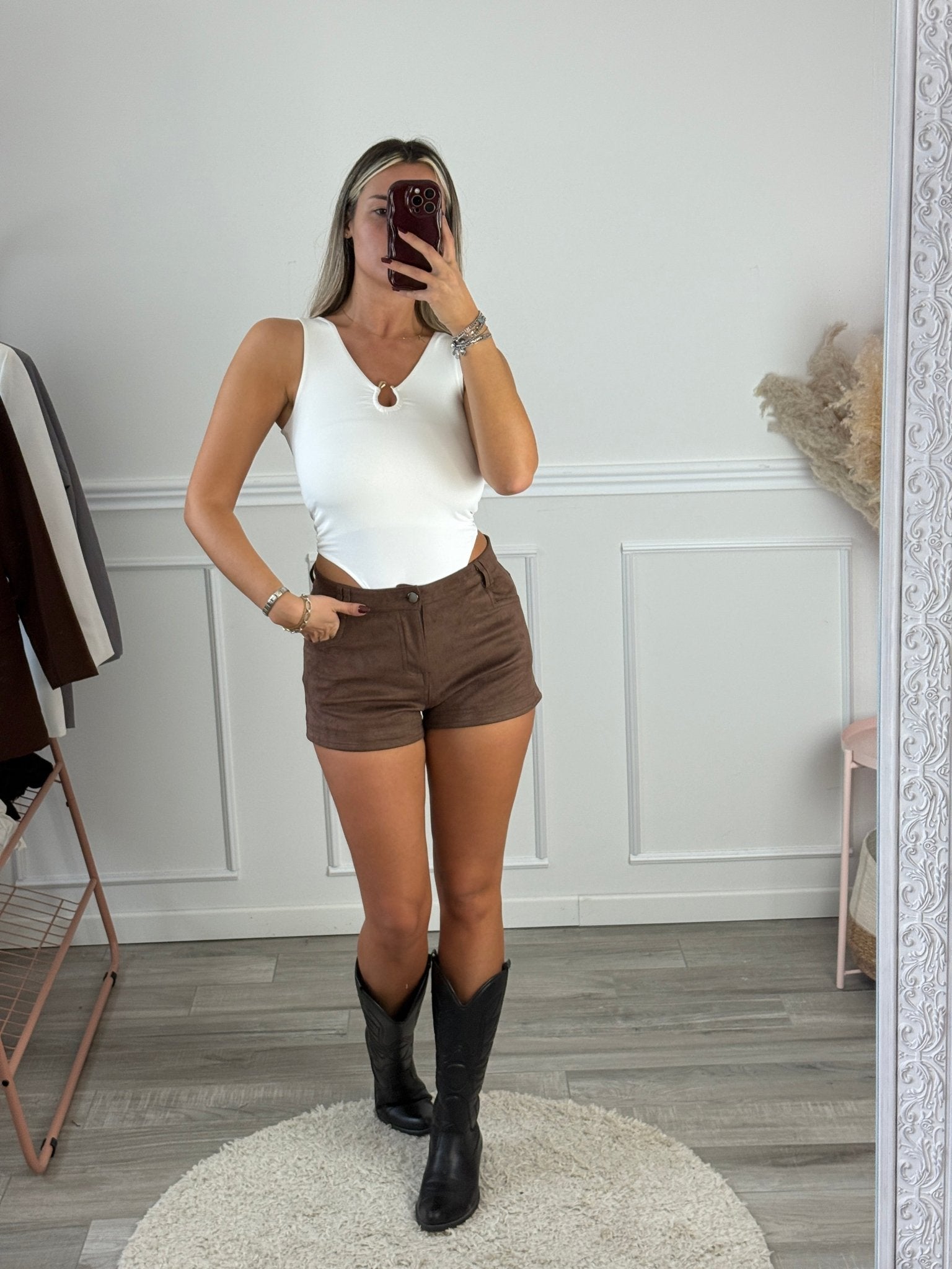 Body sgambato con scollo a goccia e charm metallico dorato - Follie by Alice