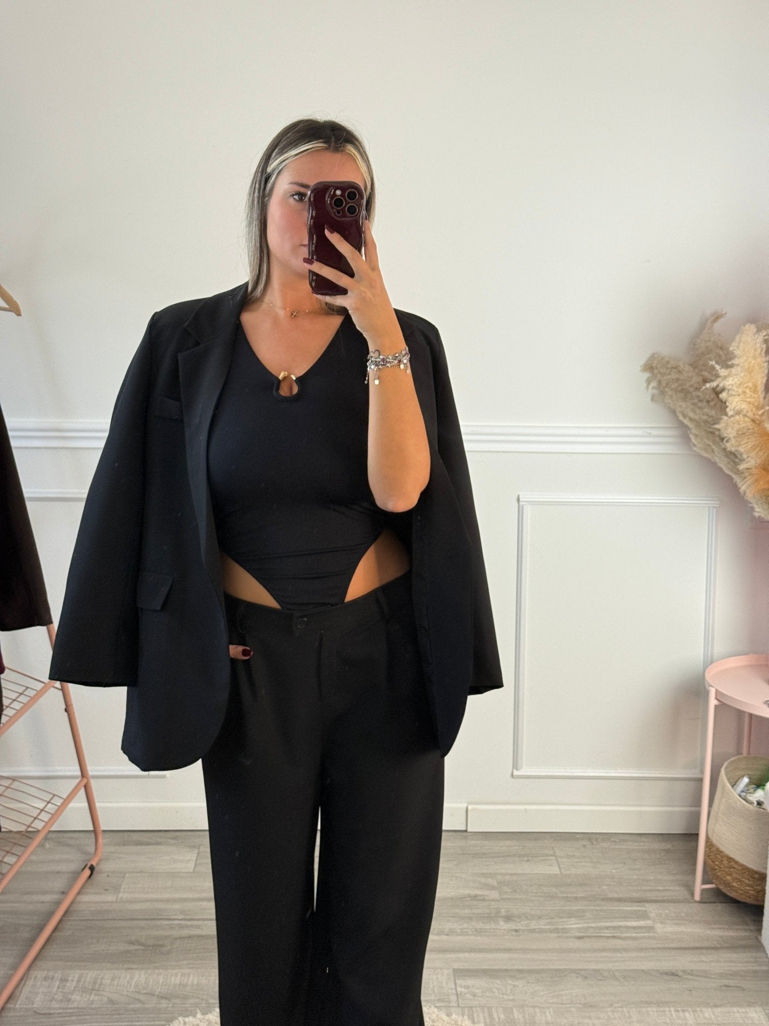 Body sgambato con scollo a goccia e charm metallico dorato - Follie by Alice