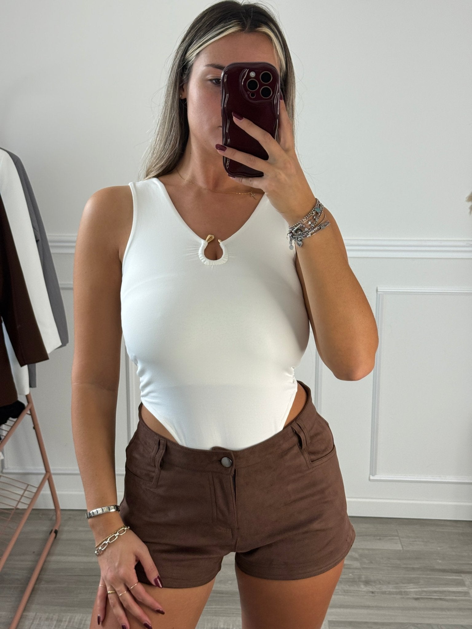 Body sgambato con scollo a goccia e charm metallico dorato - Follie by Alice