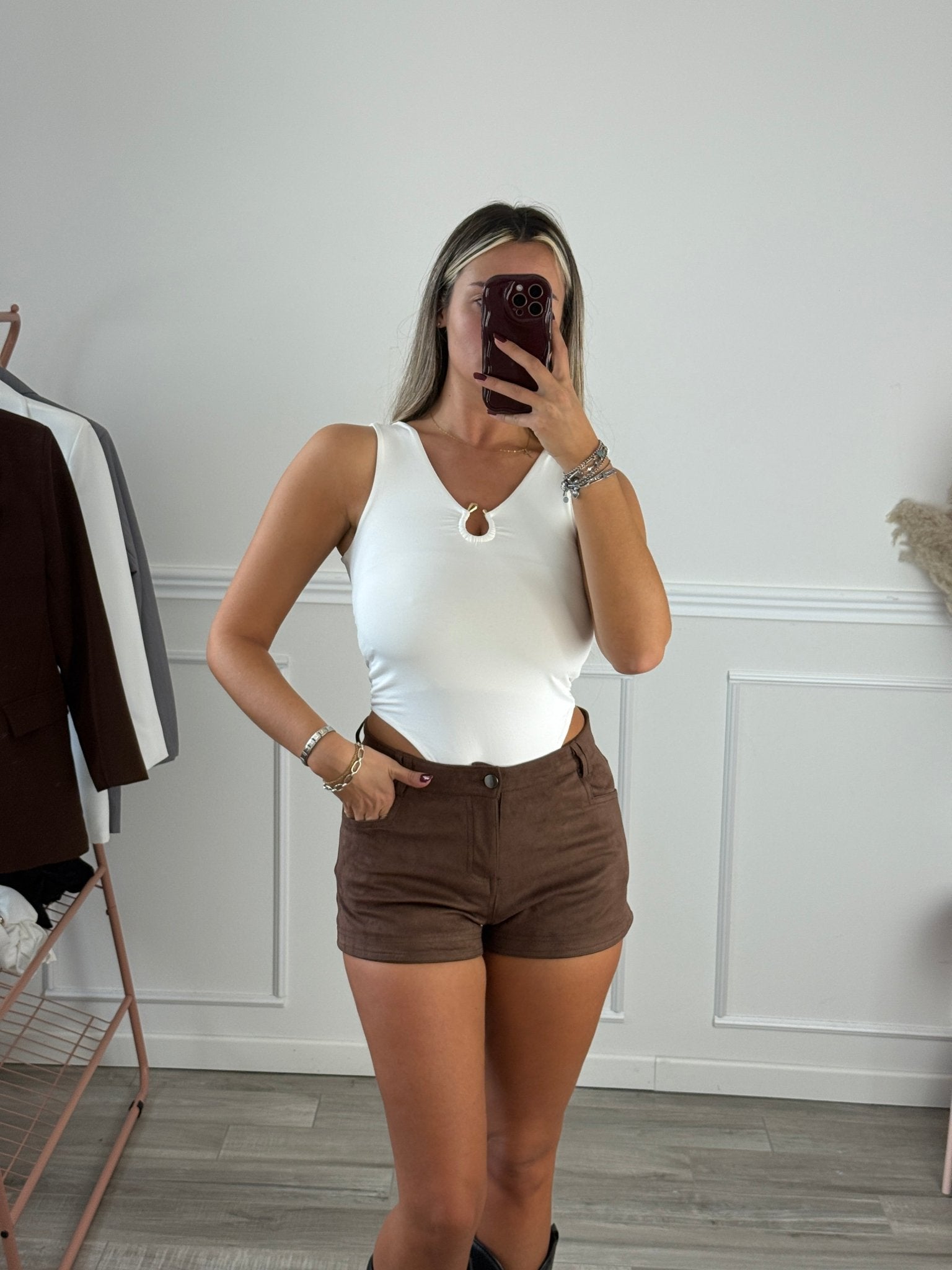 Body sgambato con scollo a goccia e charm metallico dorato - Follie by Alice