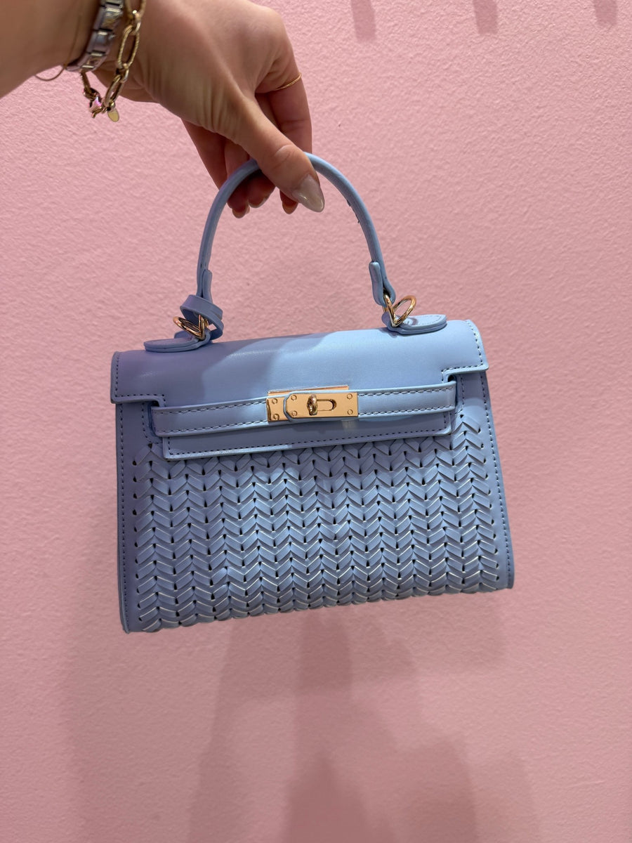 Borsa a mano azzurra effetto intrecciato con chiusura ad incastro