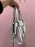 Borsa a mano bianca con borchie dorate e tracolla