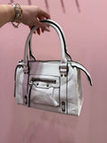 Borsa a mano bianca con borchie dorate e tracolla