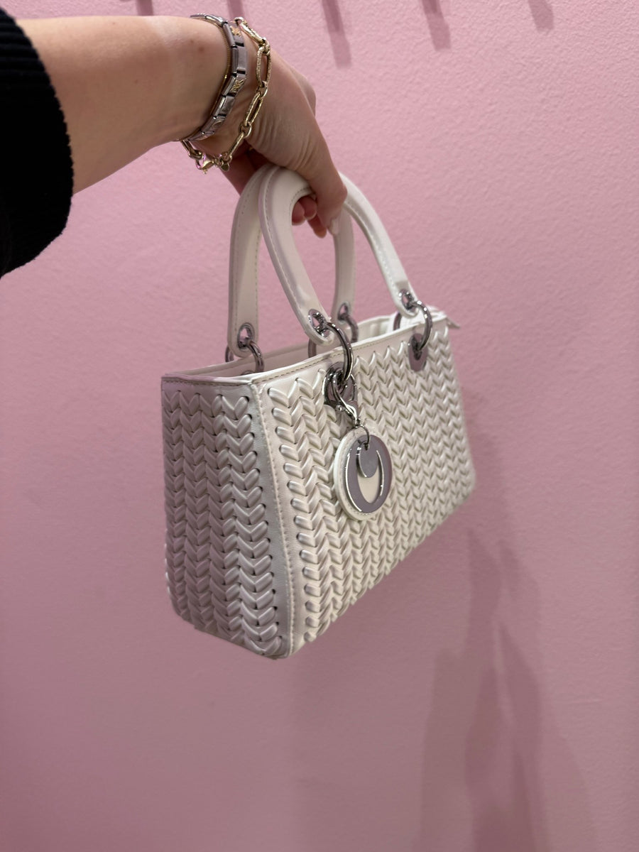 Borsa a mano bianca effetto intrecciato con pendaglio – alternate