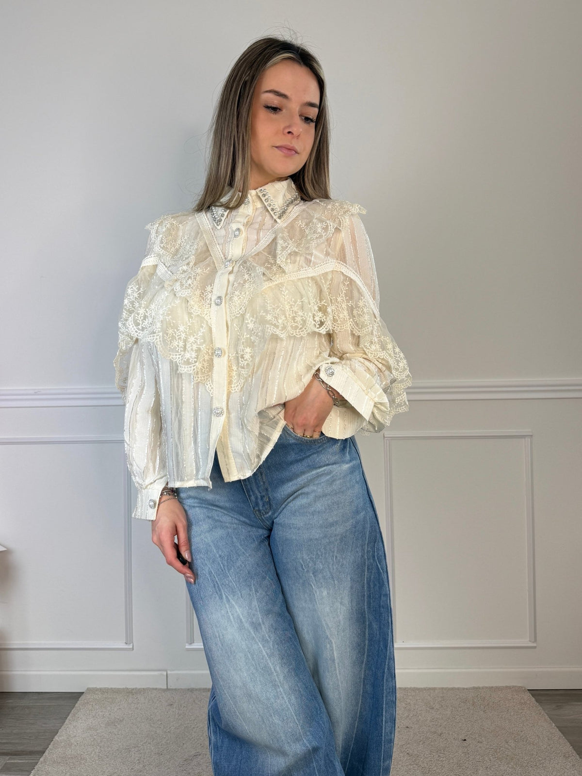 Camicia velata stile vittoriano con ruches in pizzo e strass gioiello - Follie by Alice